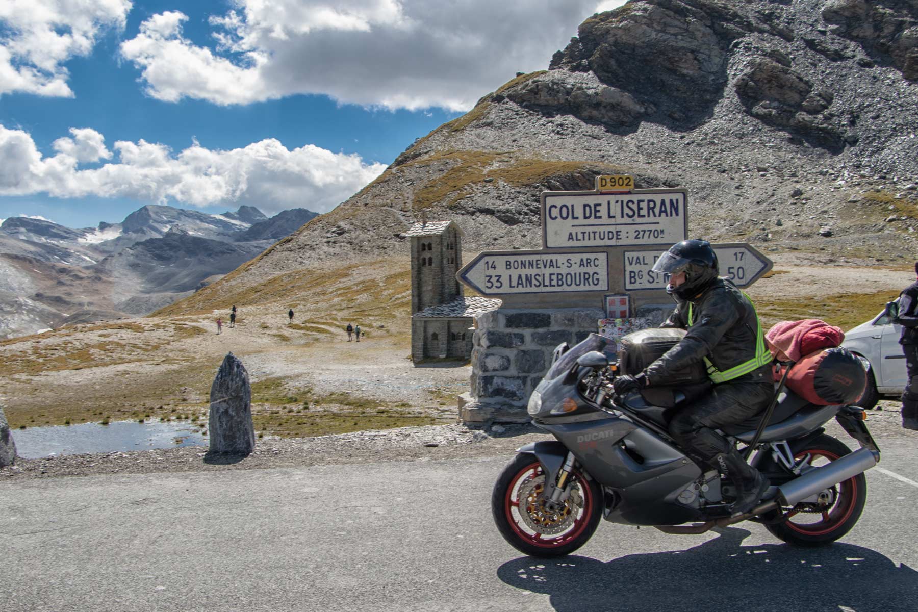 Moto ferma davanti al cartello del col de l'iseran