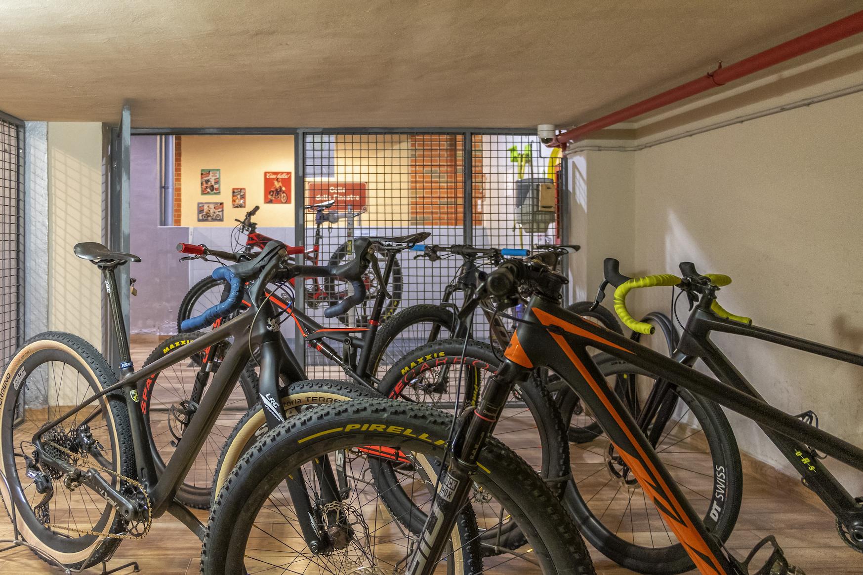 Garage e officina per bici presso l'Hotel Napoleon