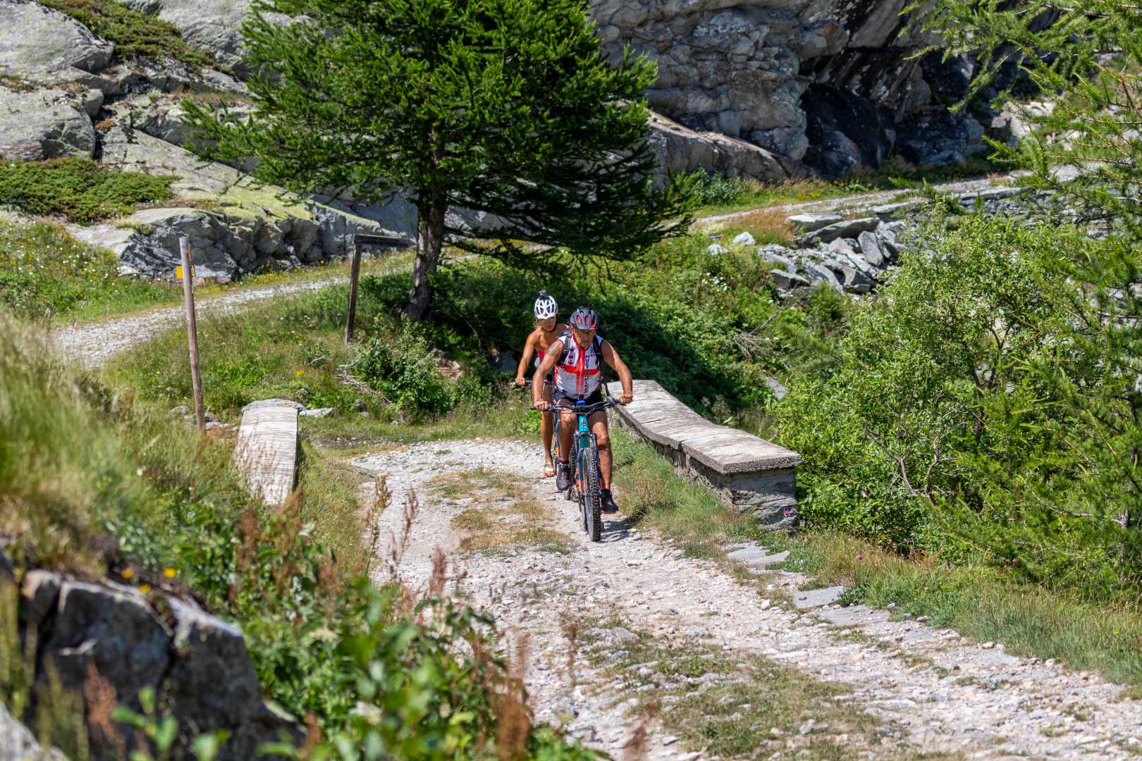 Ciclisti percorrono una strada sterrata di montagna