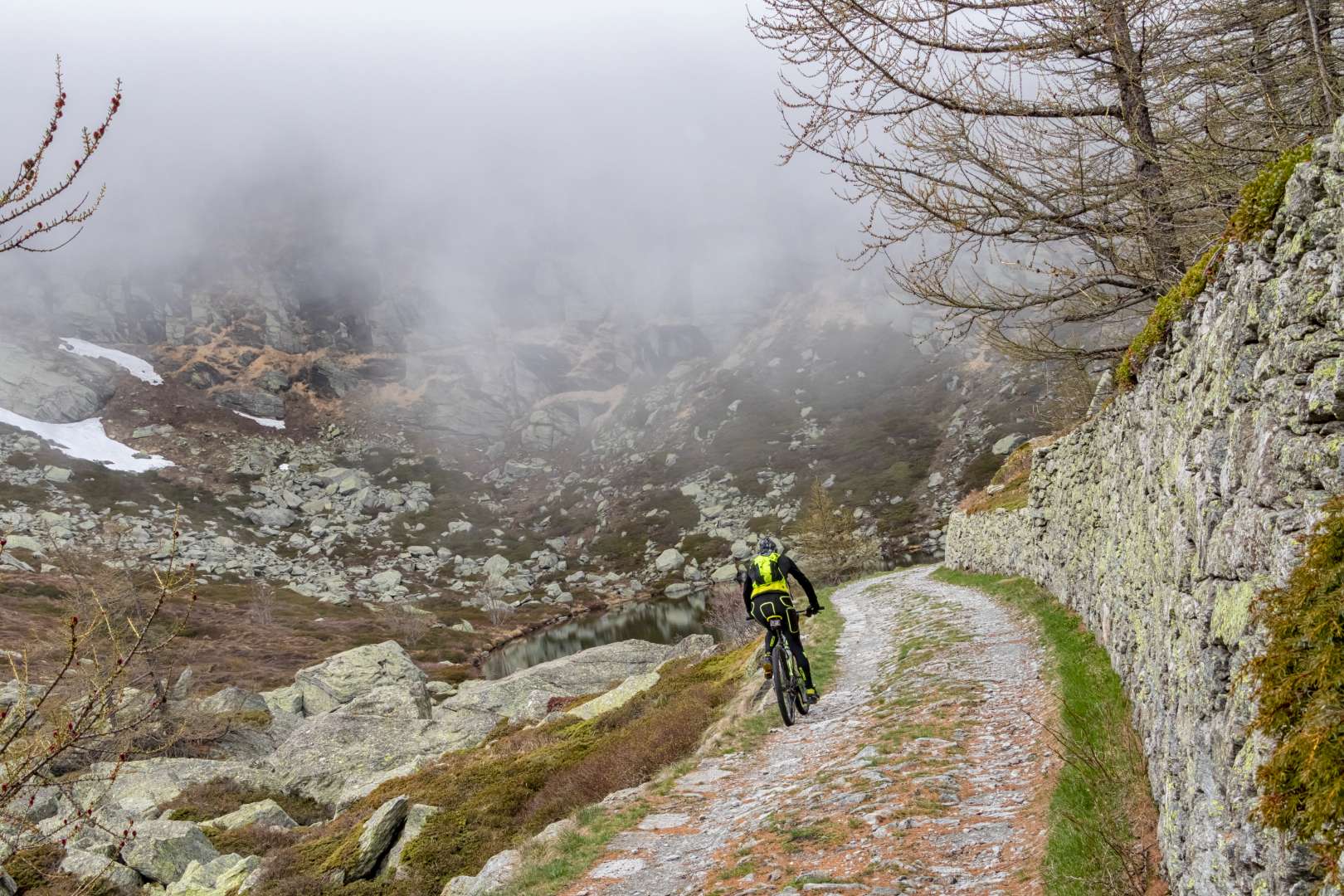 Ciclisti percorrono una strada sterrata di montagna