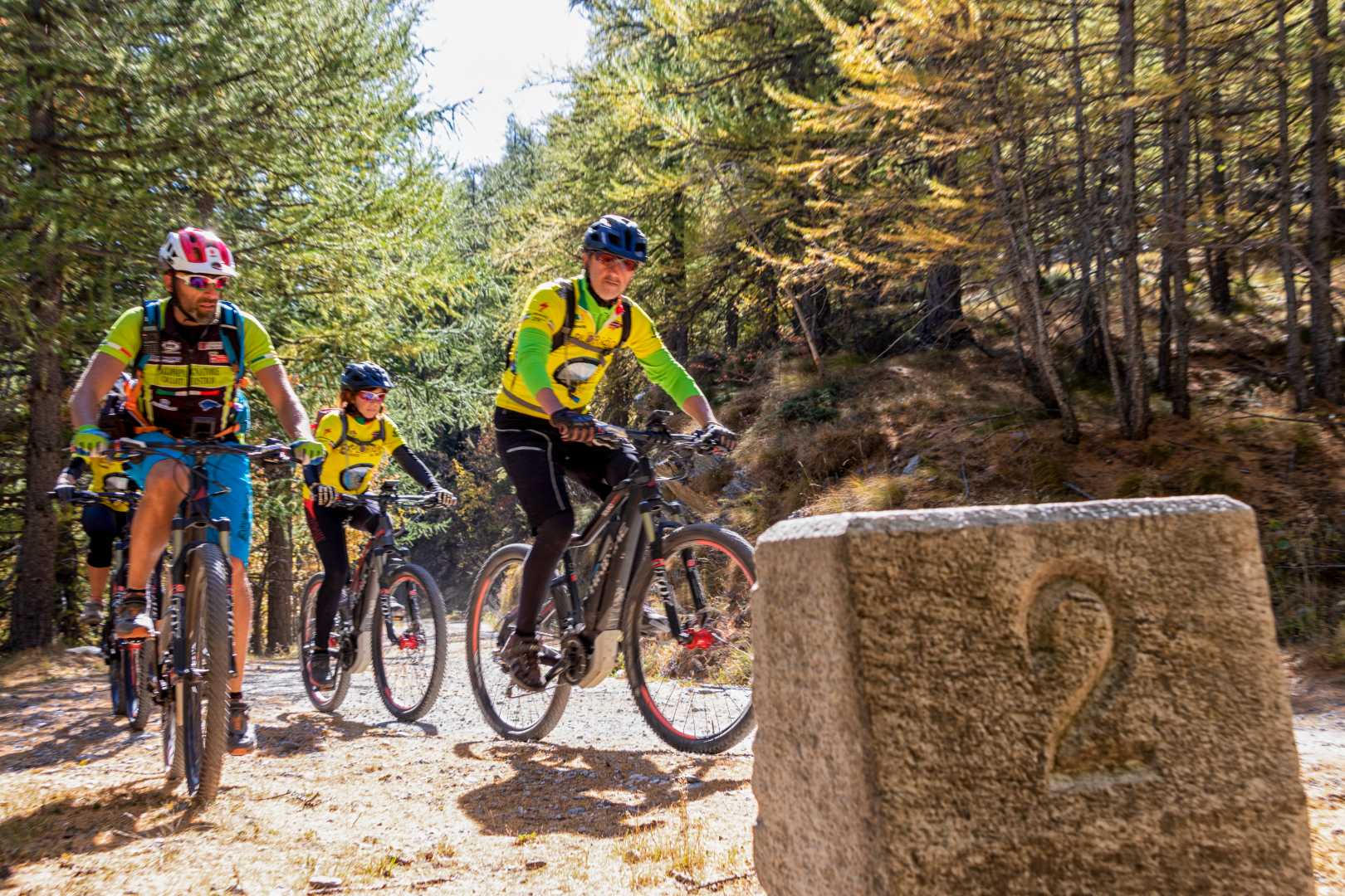 Ciclisti percorrono una strada sterrata di montagna