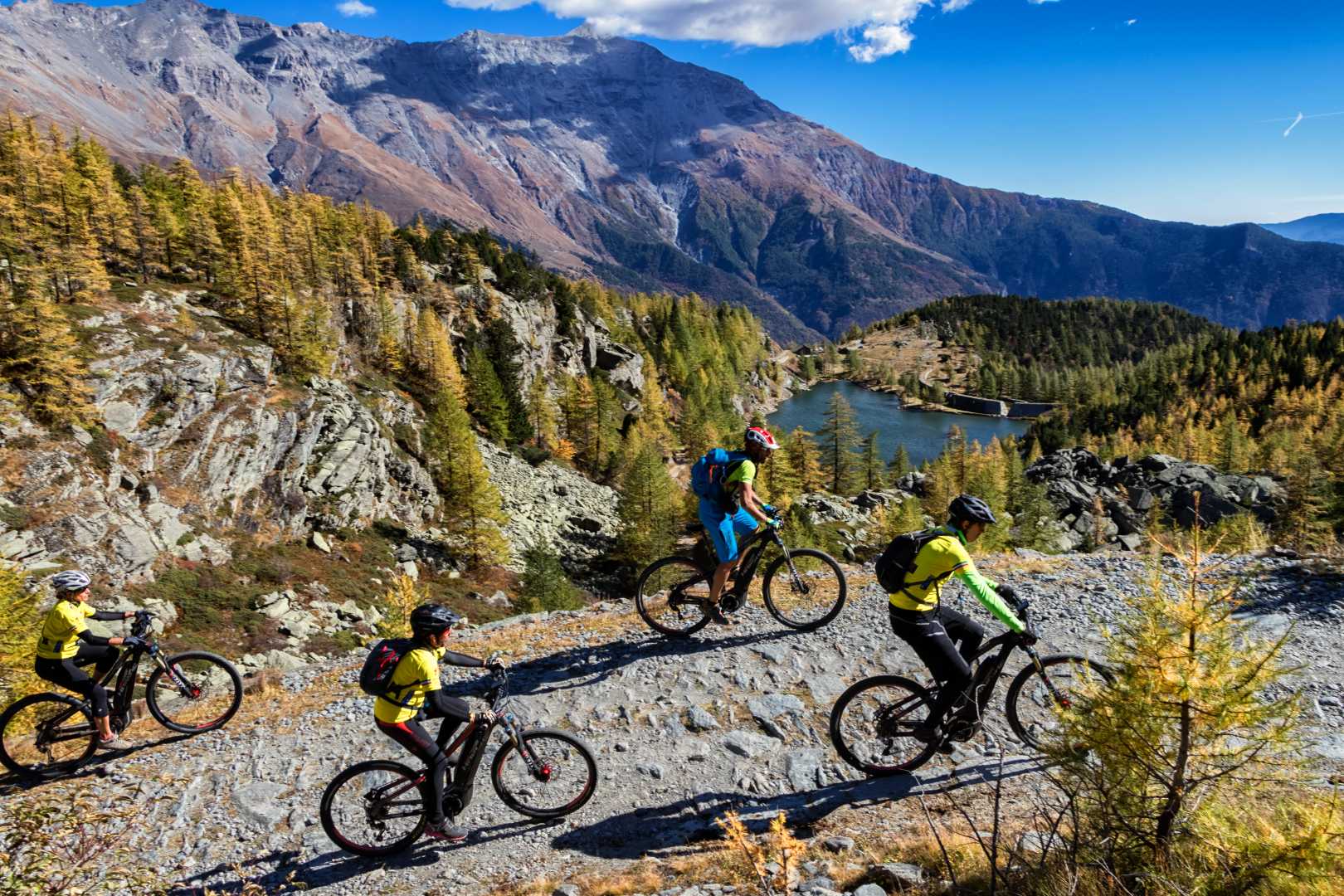 Ciclisti percorrono una strada sterrata di montagna