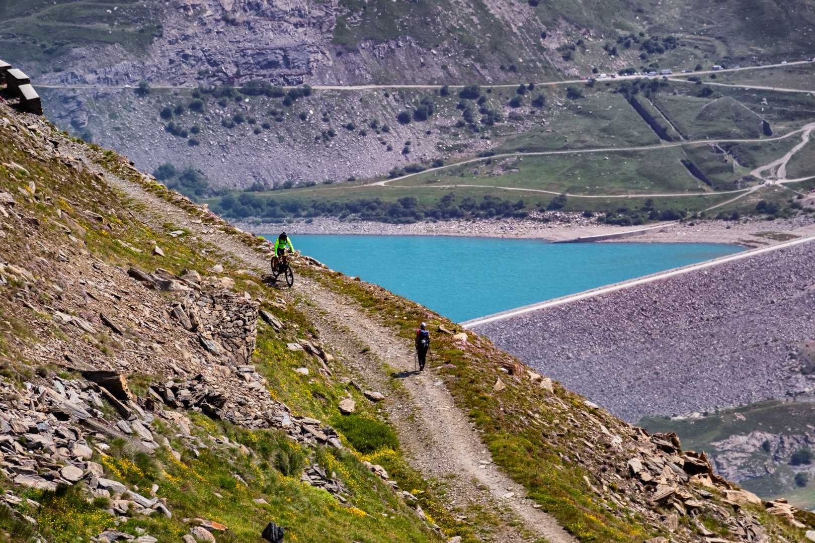 Ciclisti percorrono una strada sterrata di montagna