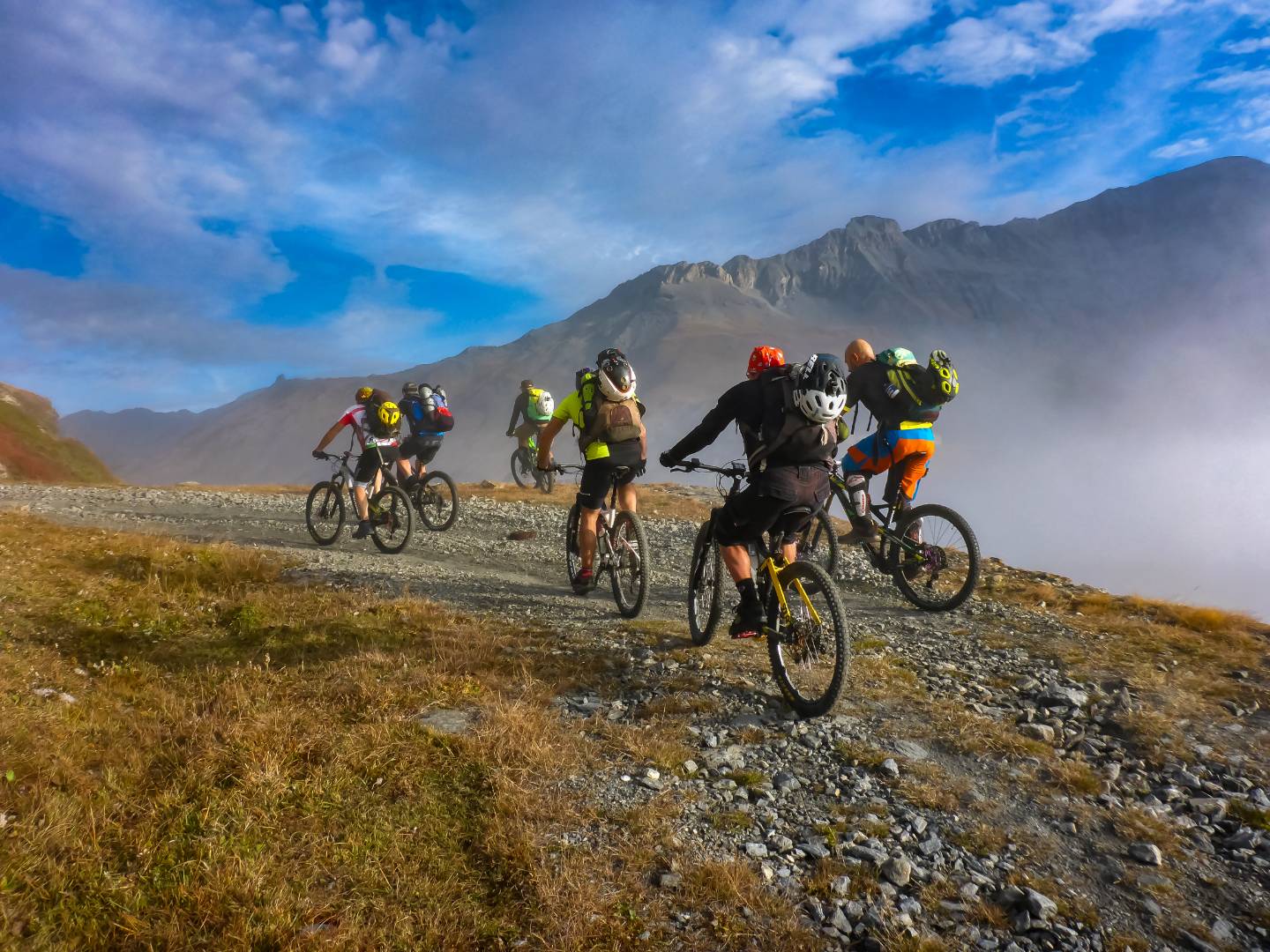 Ciclisti percorrono una strada sterrata di montagna