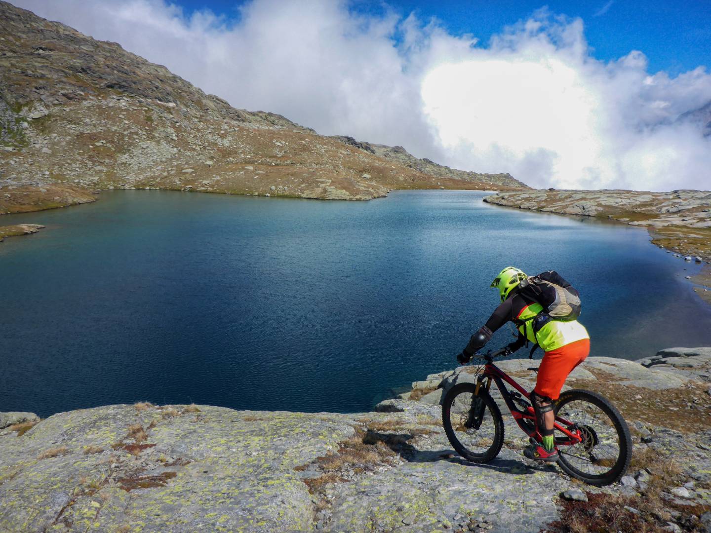 Ciclista percorre una strada sterrata di montagna