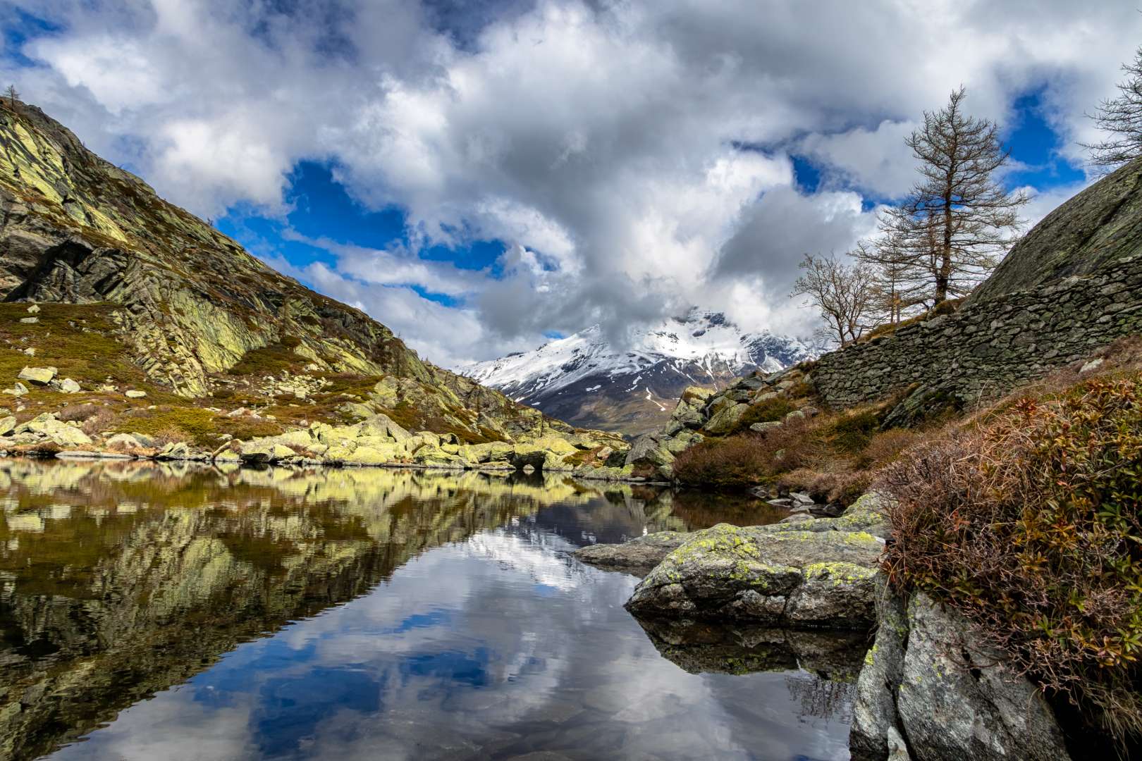 Paesaggio montano con un piccolo lago tra le rocce