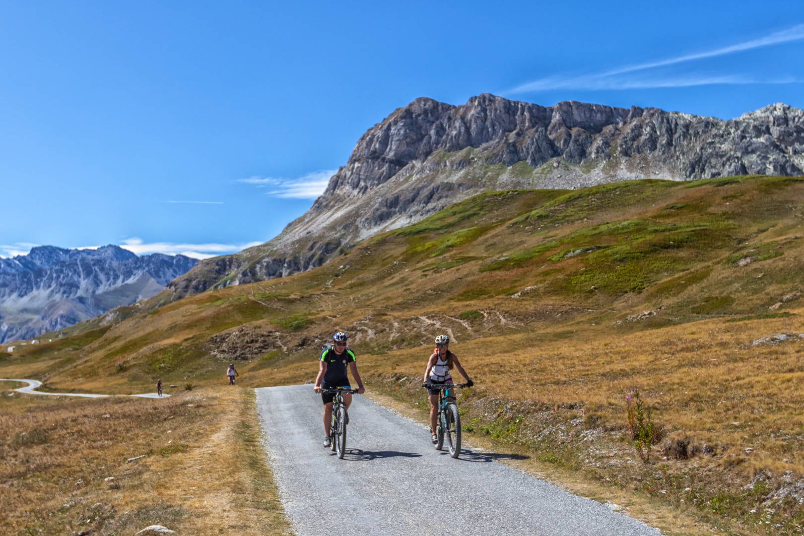 Ciclisti su strada di montagna