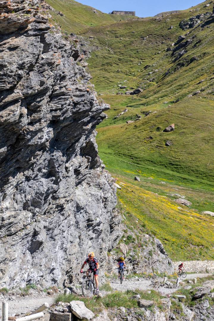 Ciclisti percorrono una strada sterrata di montagna