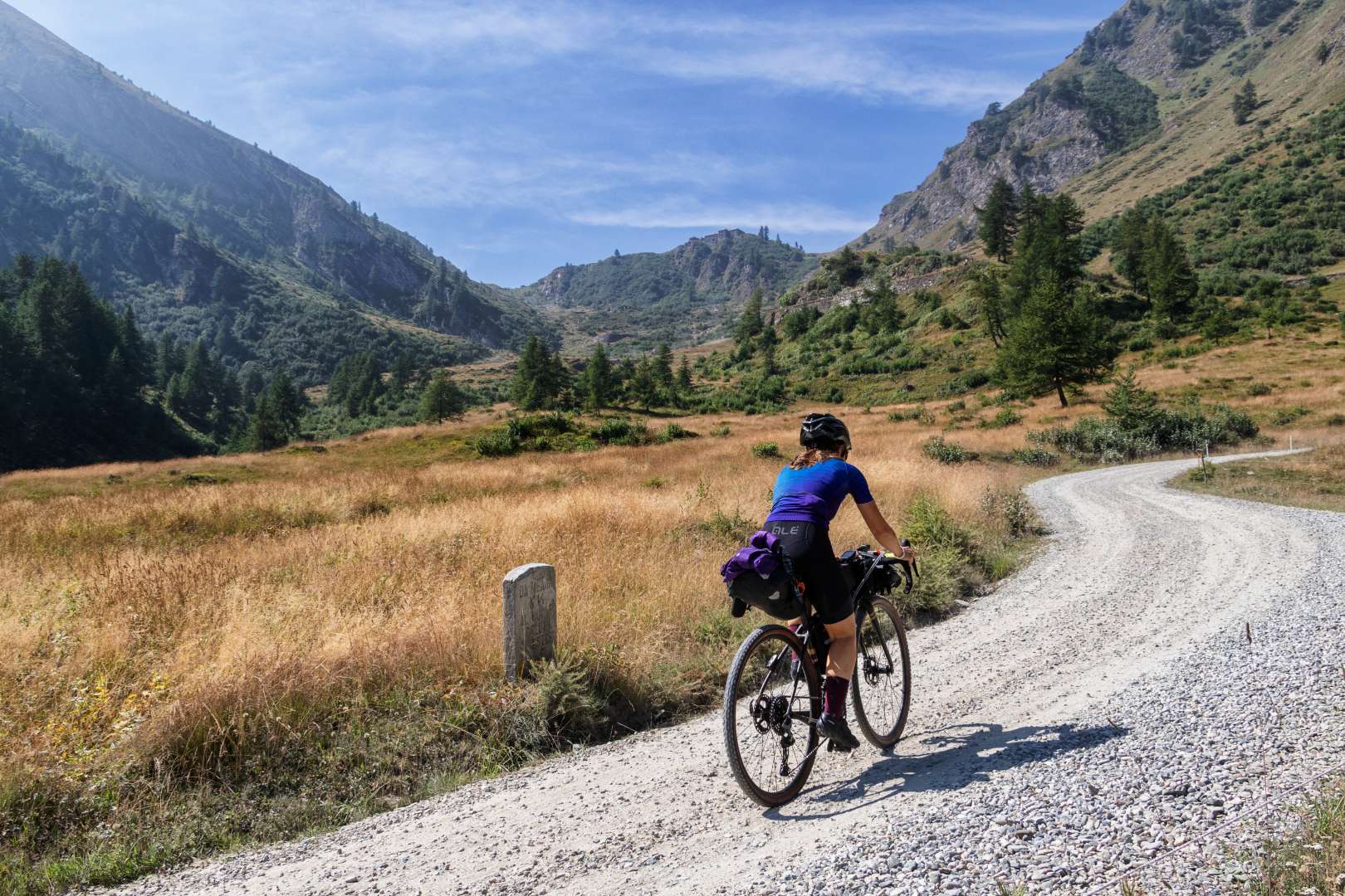 Ciclista percorre una strada sterrata di montagna