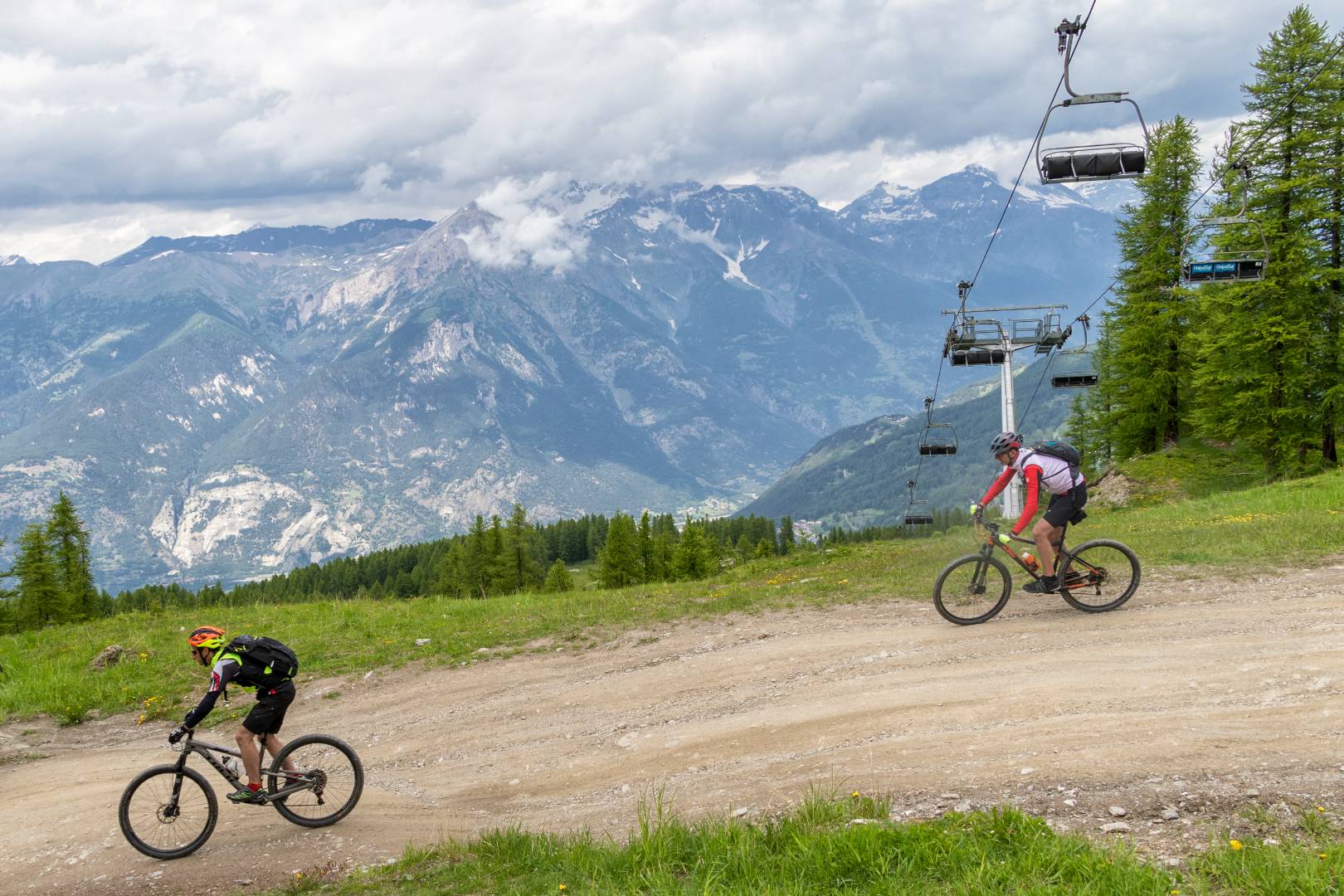 Ciclisti percorrono una strada sterrata di montagna