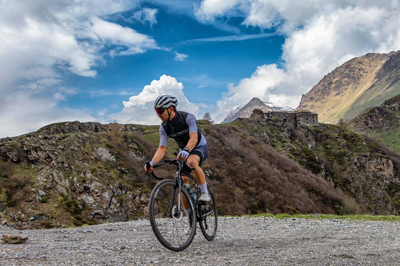 Ciclisti percorrono una strada sterrata di montagna