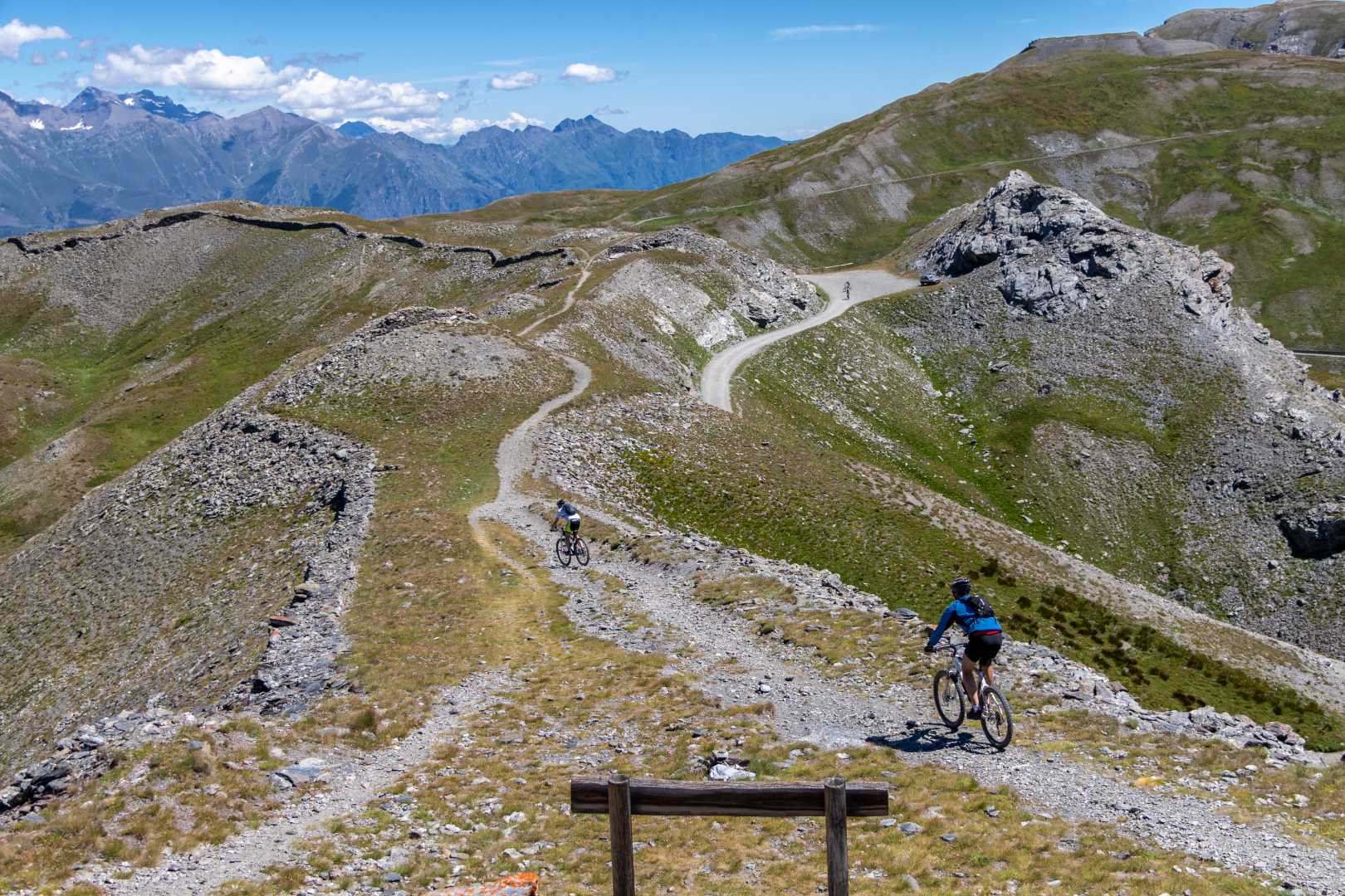 Ciclisti percorrono una strada sterrata di montagna