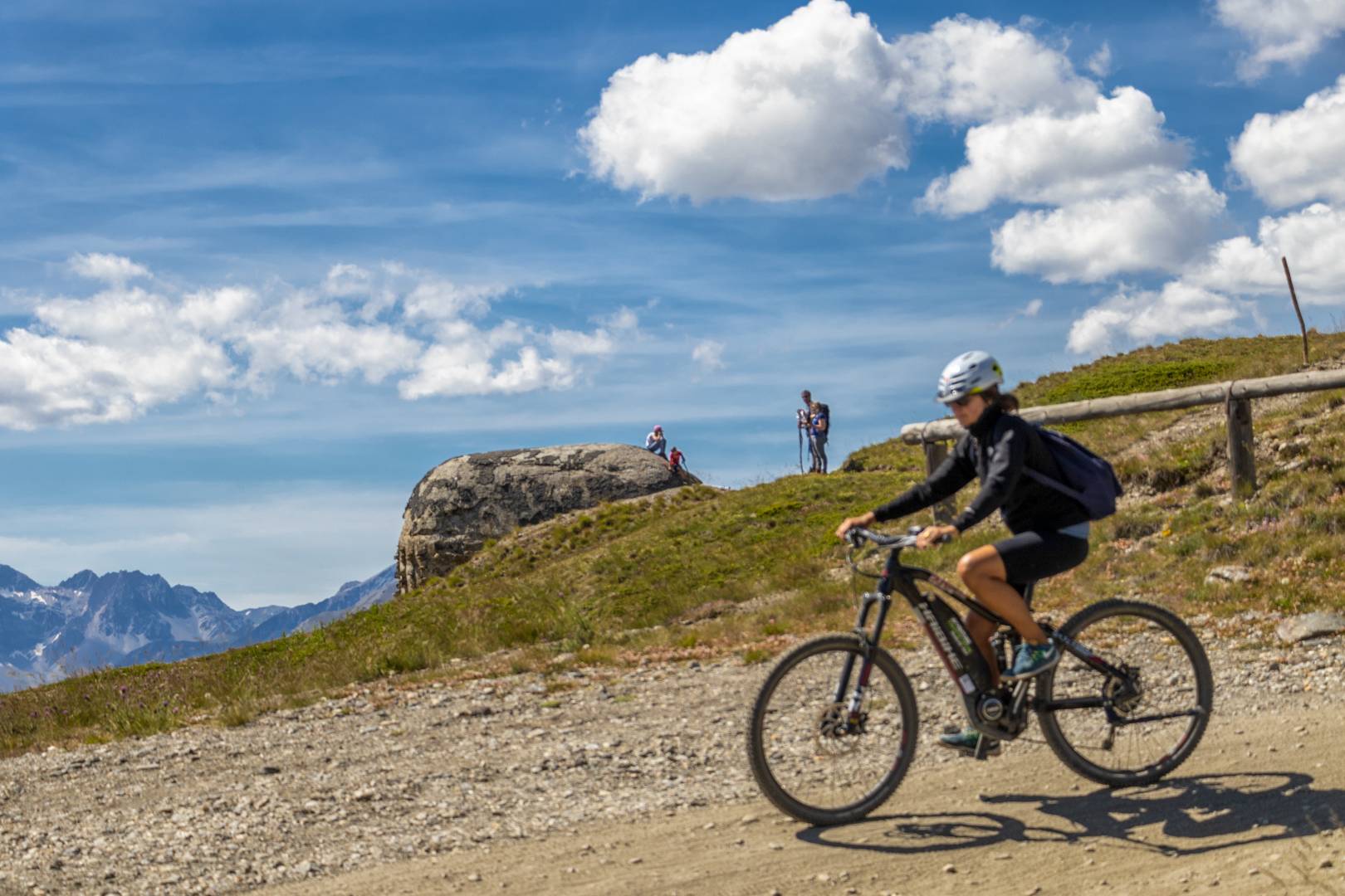 Ciclista percorre una strada sterrata di montagna