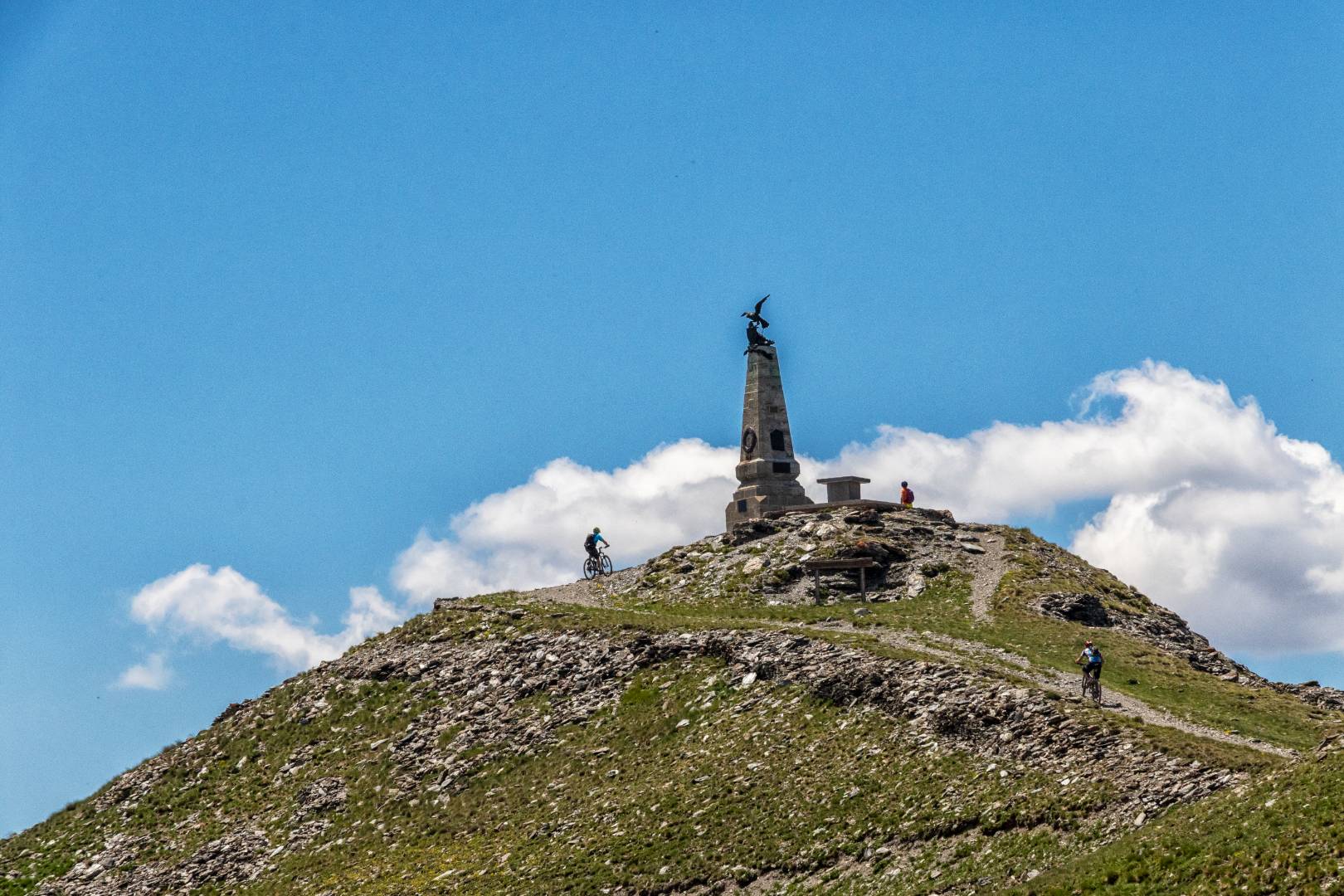 Ciclisti percorrono una strada sterrata di montagna