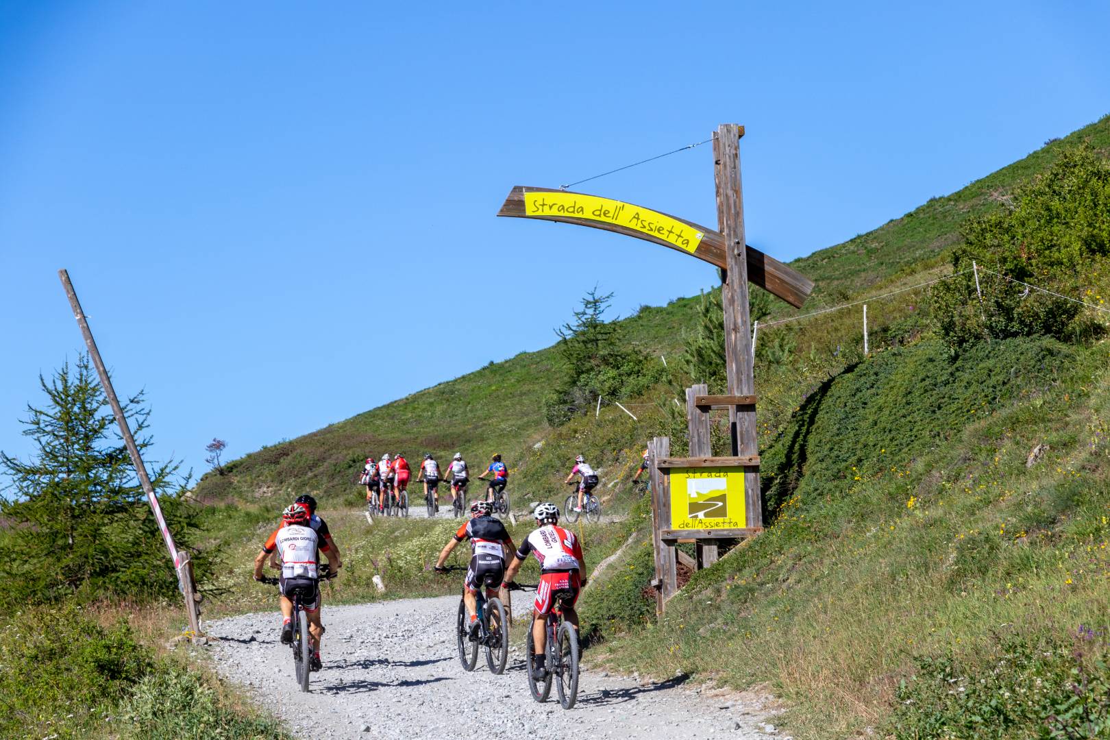 Ciclisti percorrono una strada sterrata di montagna