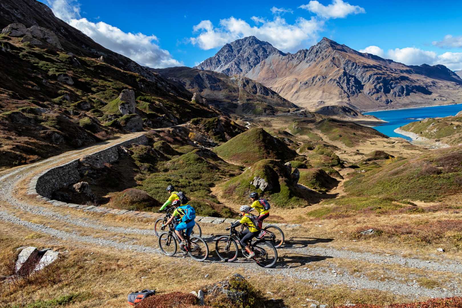 Ciclisti percorrono una strada sterrata di montagna