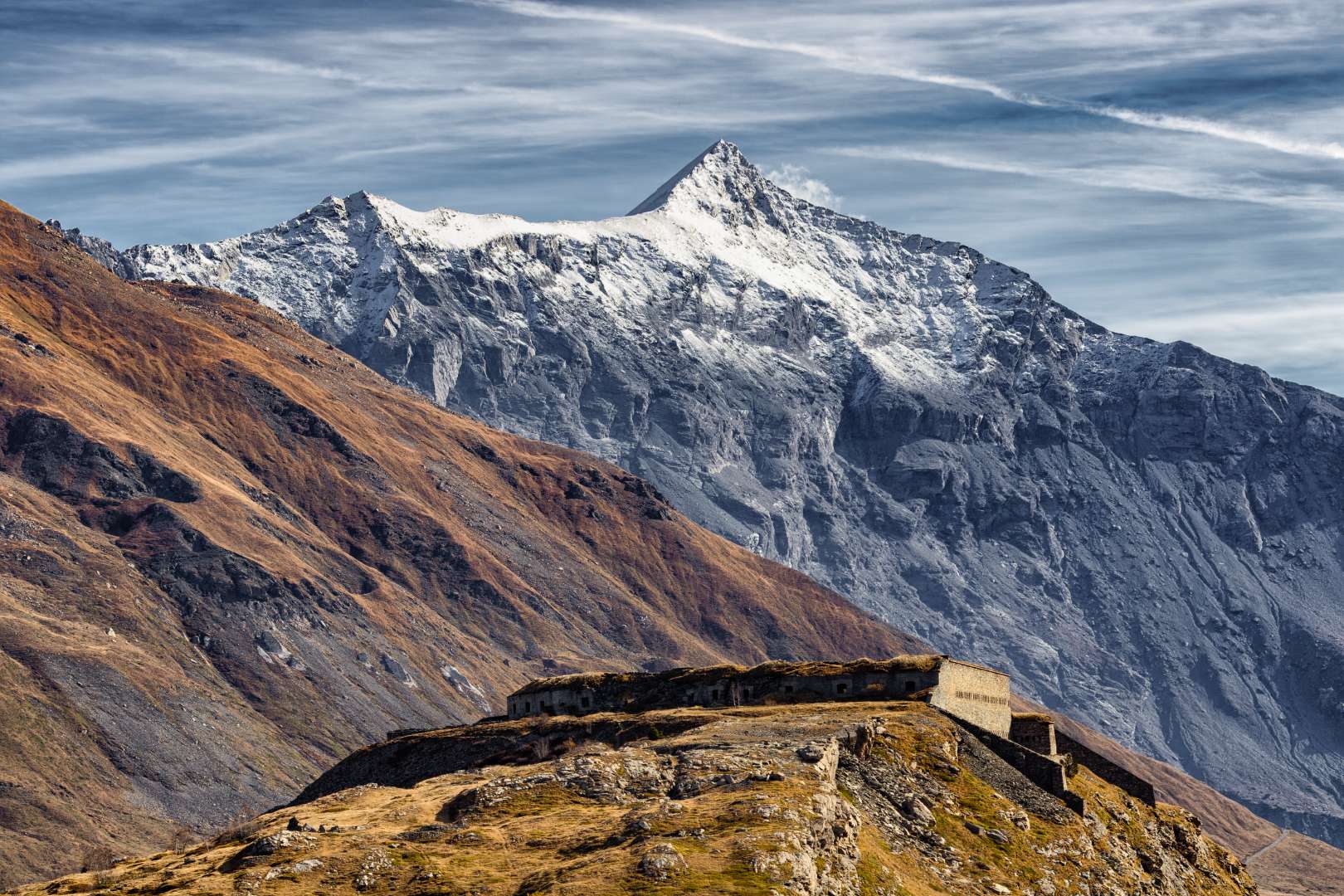 Panorama montano con vette innevate