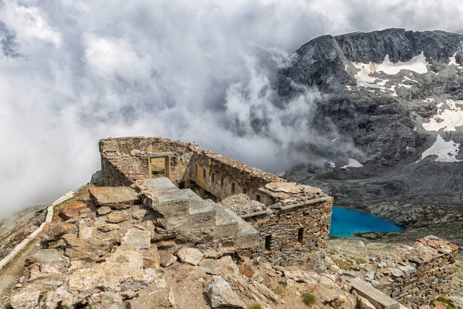 Panorama di montagna immerso tra le nuvole