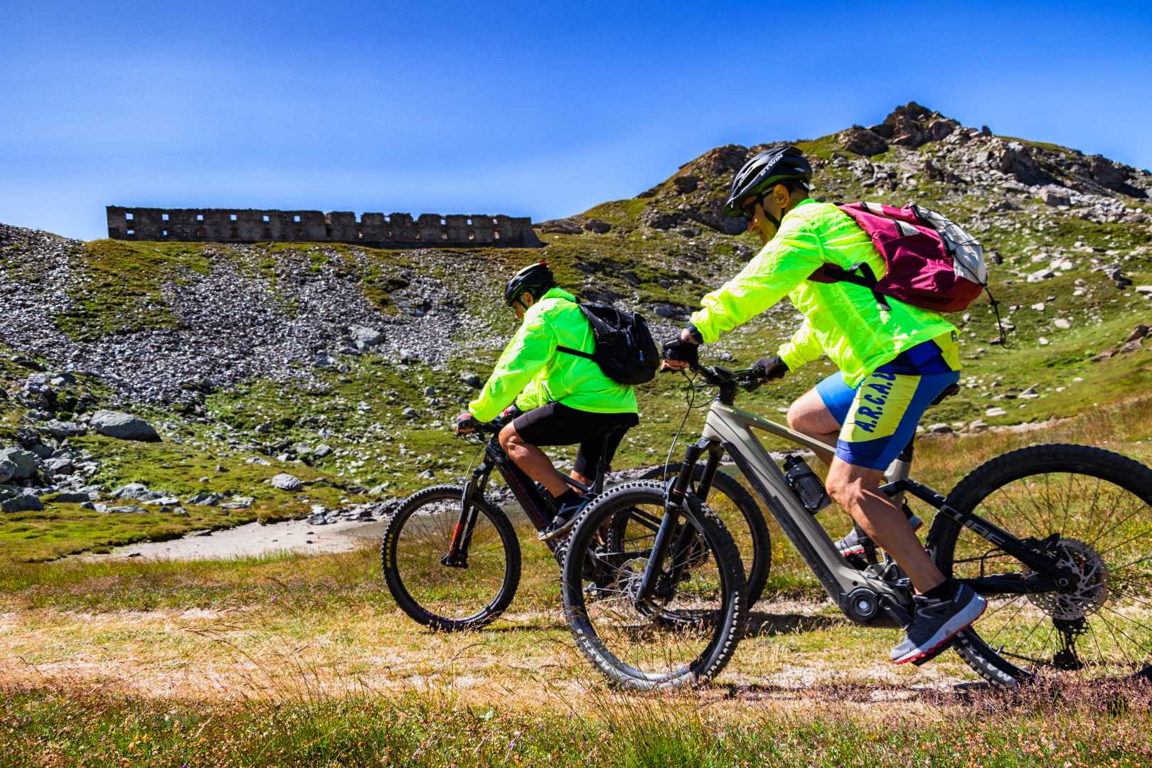 Ciclisti percorrono una strada sterrata di montagna