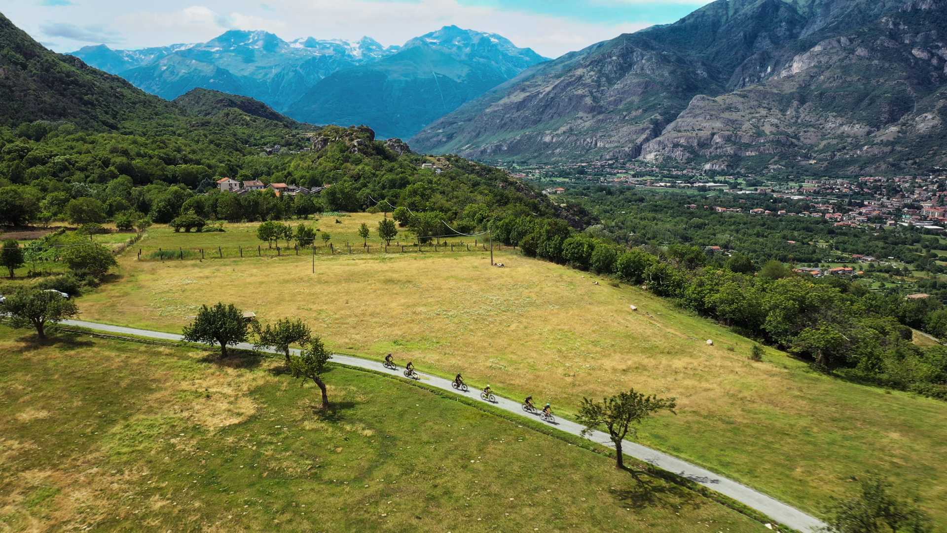 "Gruppo di ciclisti su sentiero di campagna."