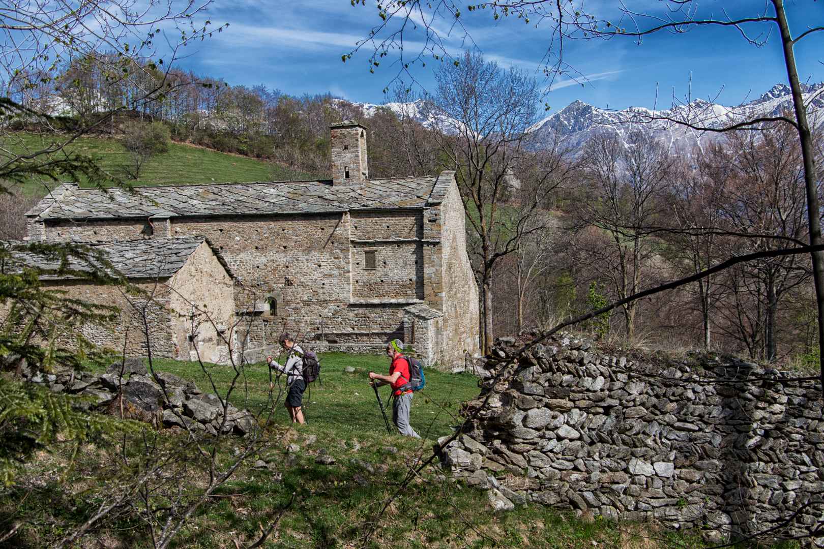 Persone che camminano sul sentiero