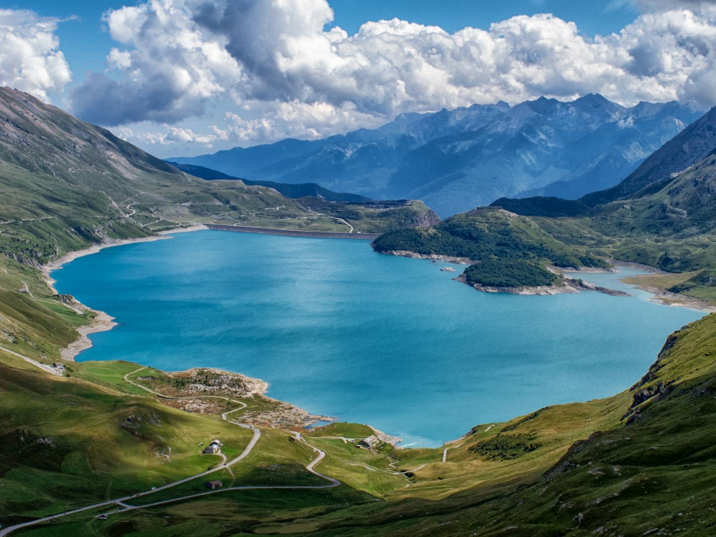 Paesaggio montano con un lago