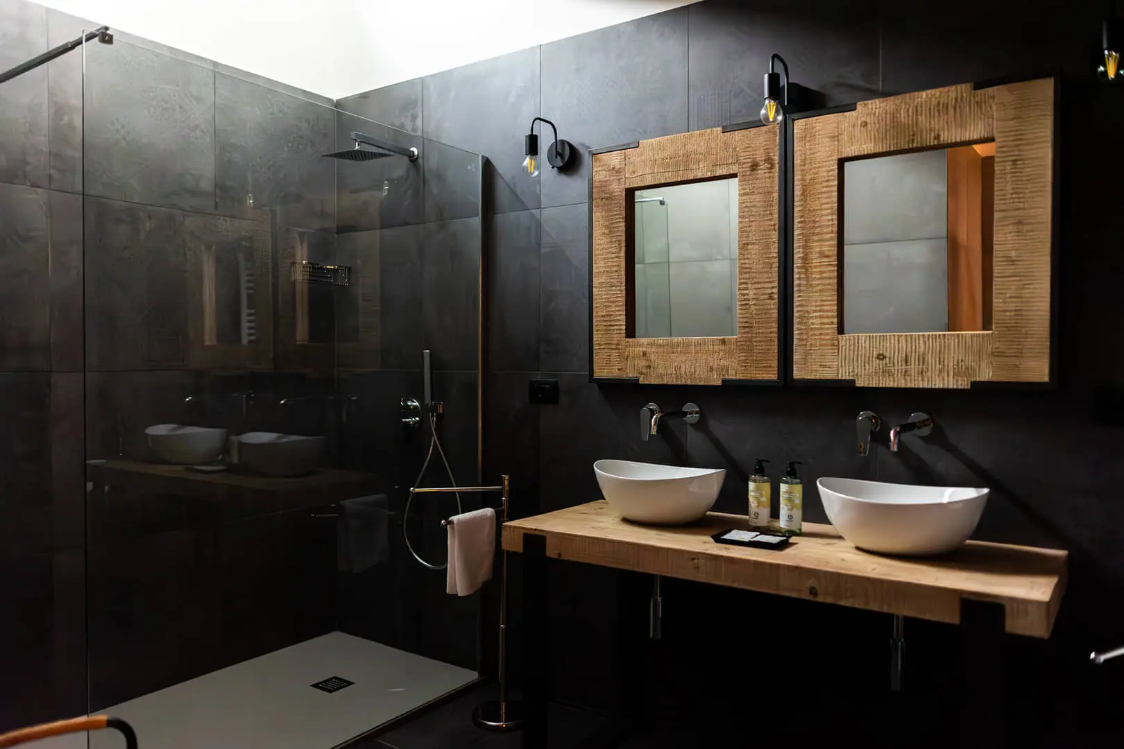 Bagno elegante con doccia e lavabi.