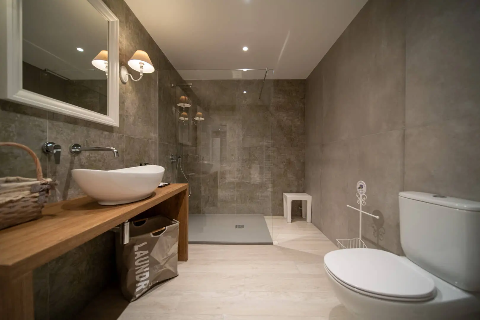 Bagno-elegante-con-doccia-in-vetro