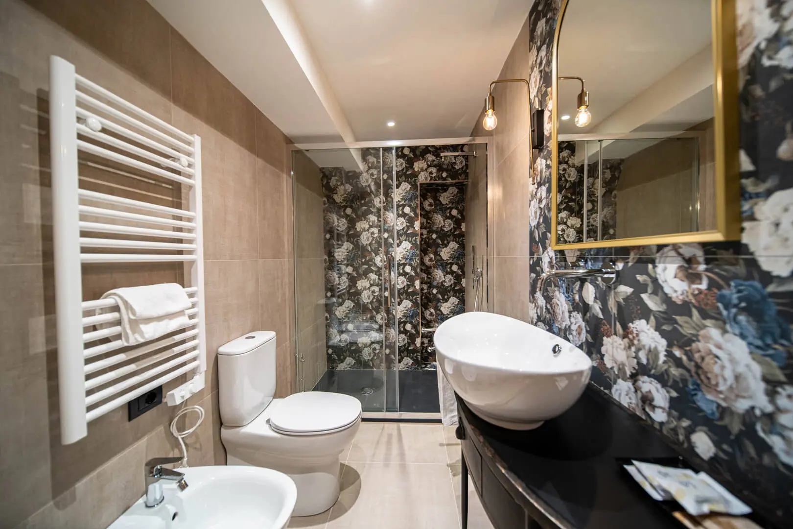 Bagno-elegante-con-pareti-floreali
