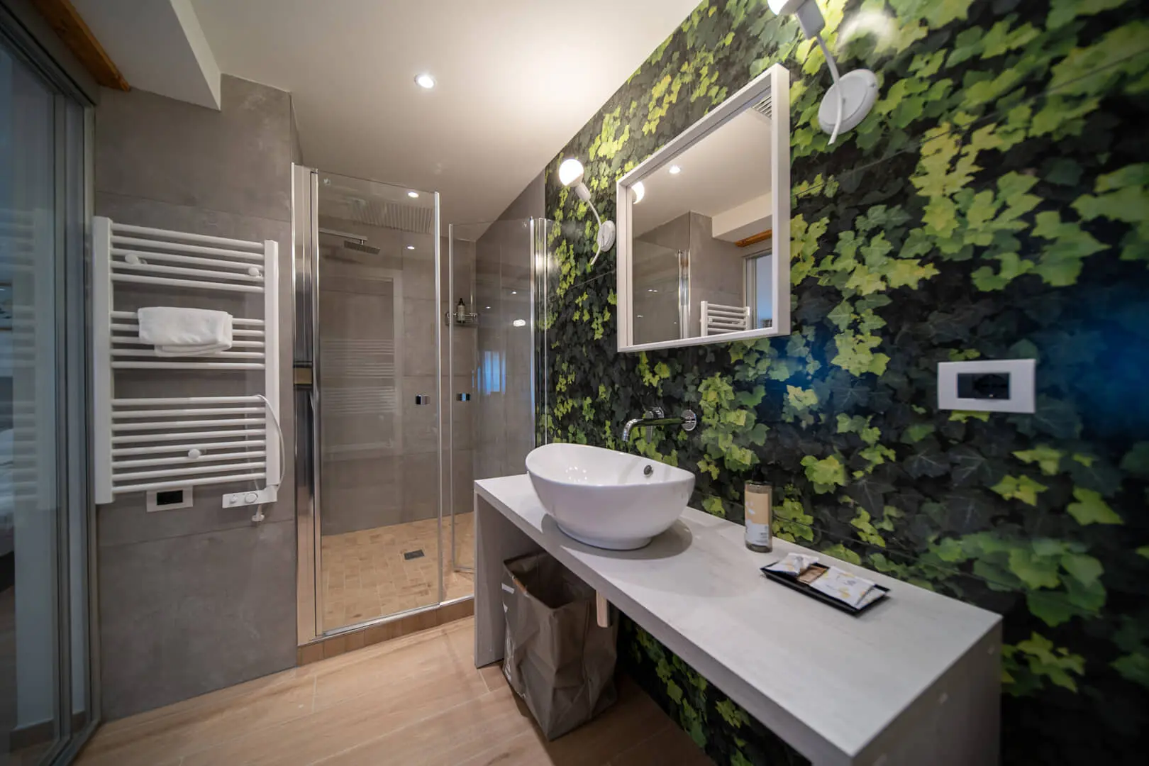 Bagno moderno con parete verde e lavabo elegante.