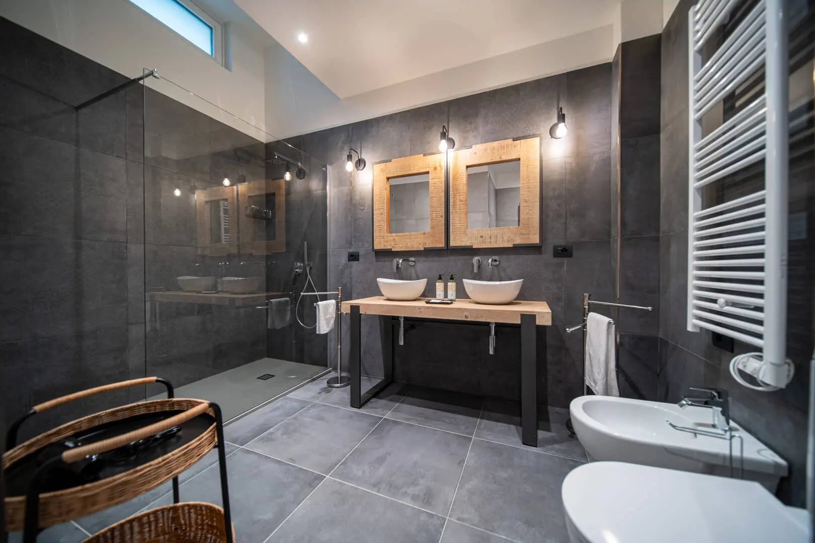 Bagno moderno con doppio lavabo e doccia.