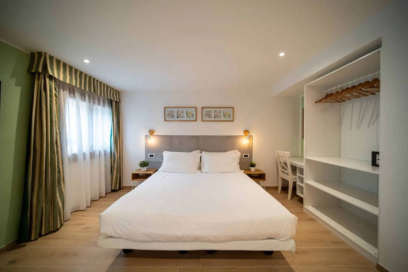 Camera da letto moderna e luminosa con decorazioni eleganti.