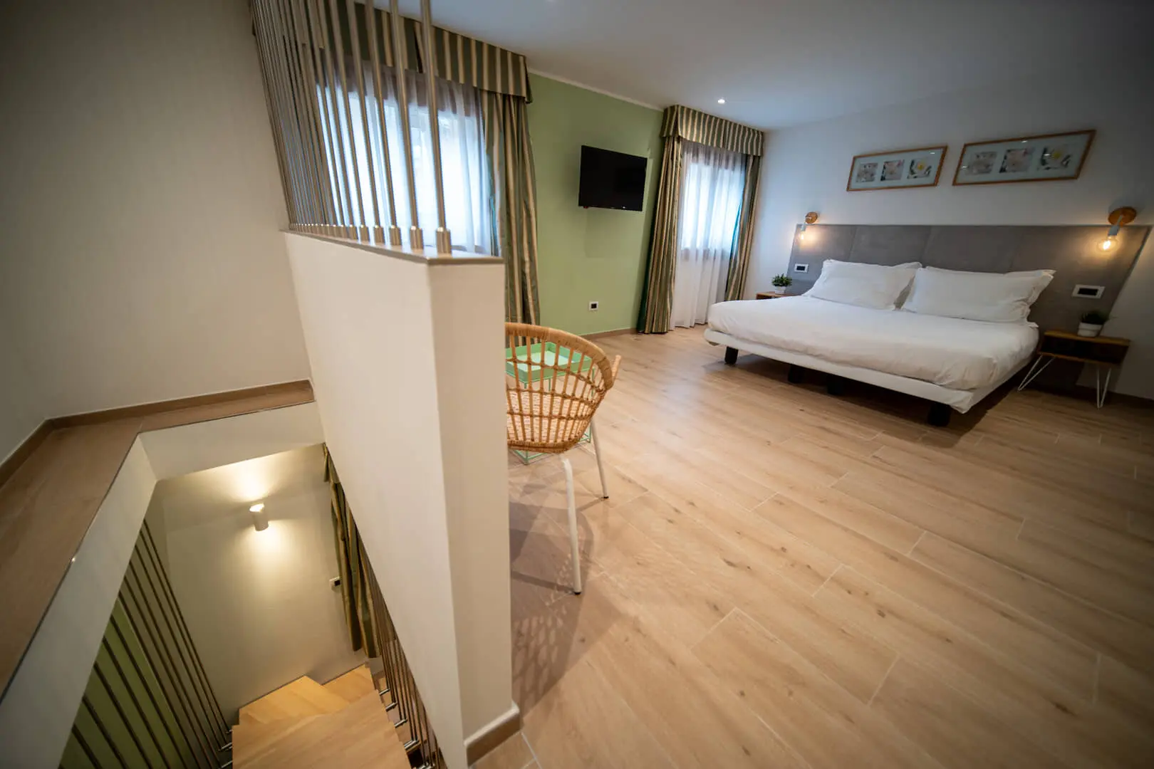 Camera moderna con letto e scala verso il basso.