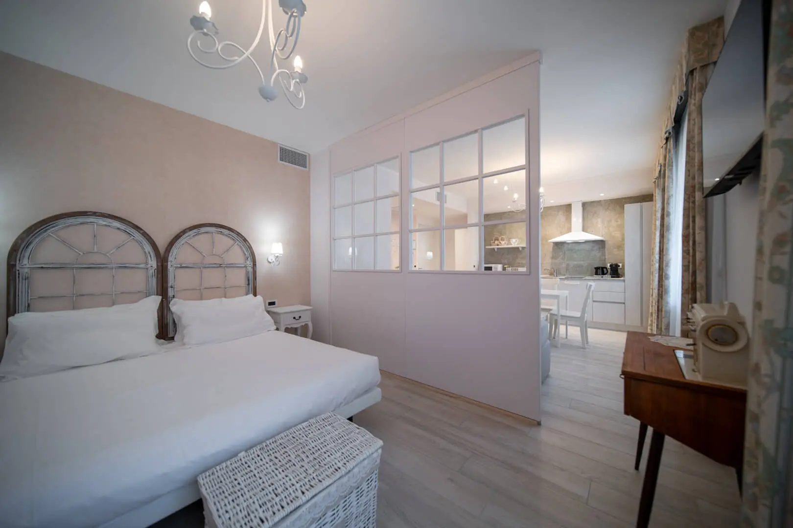 Camera-da-letto-elegante-e-luminosa-3