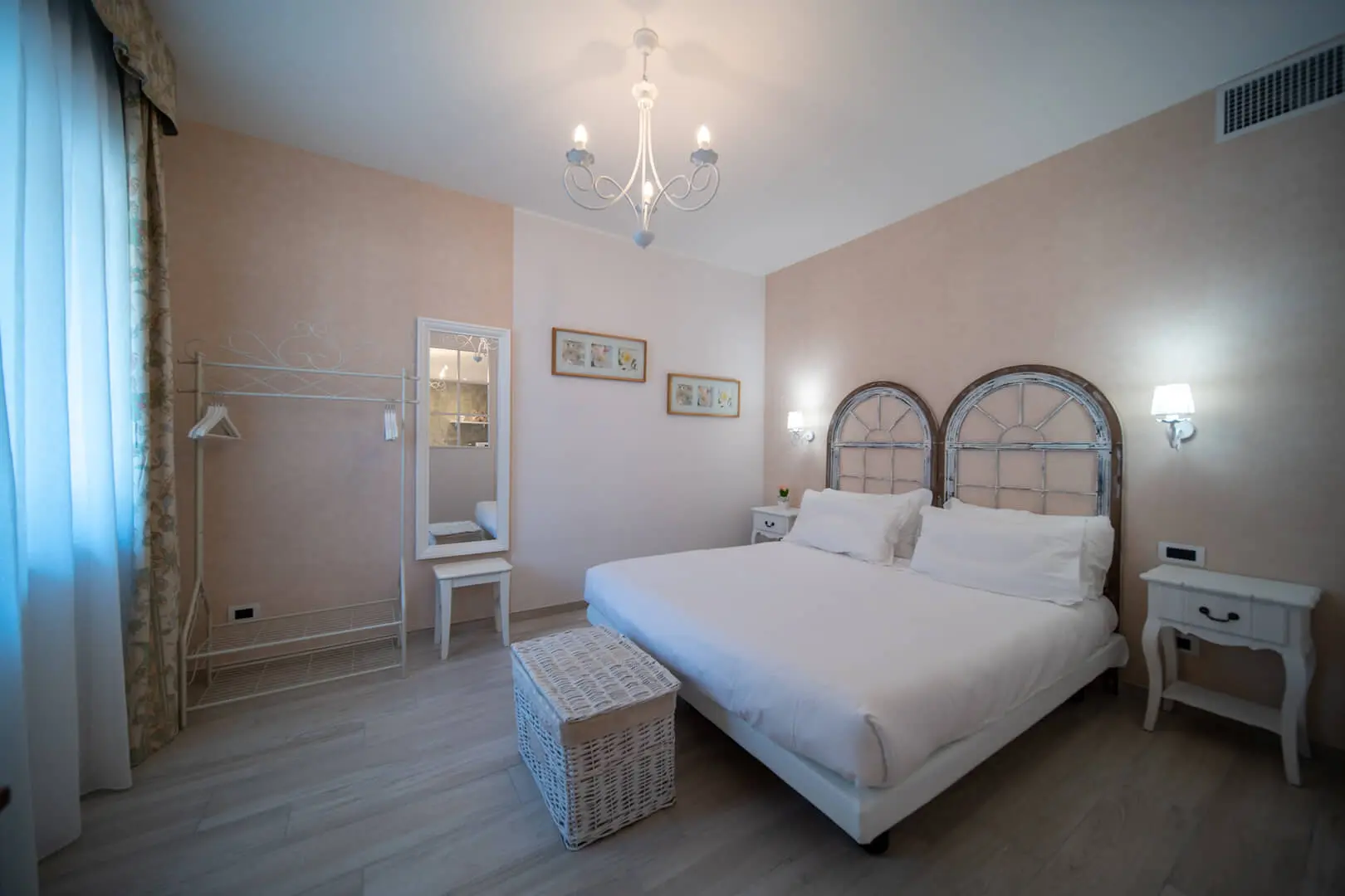 Camera-da-letto-elegante-e-serena