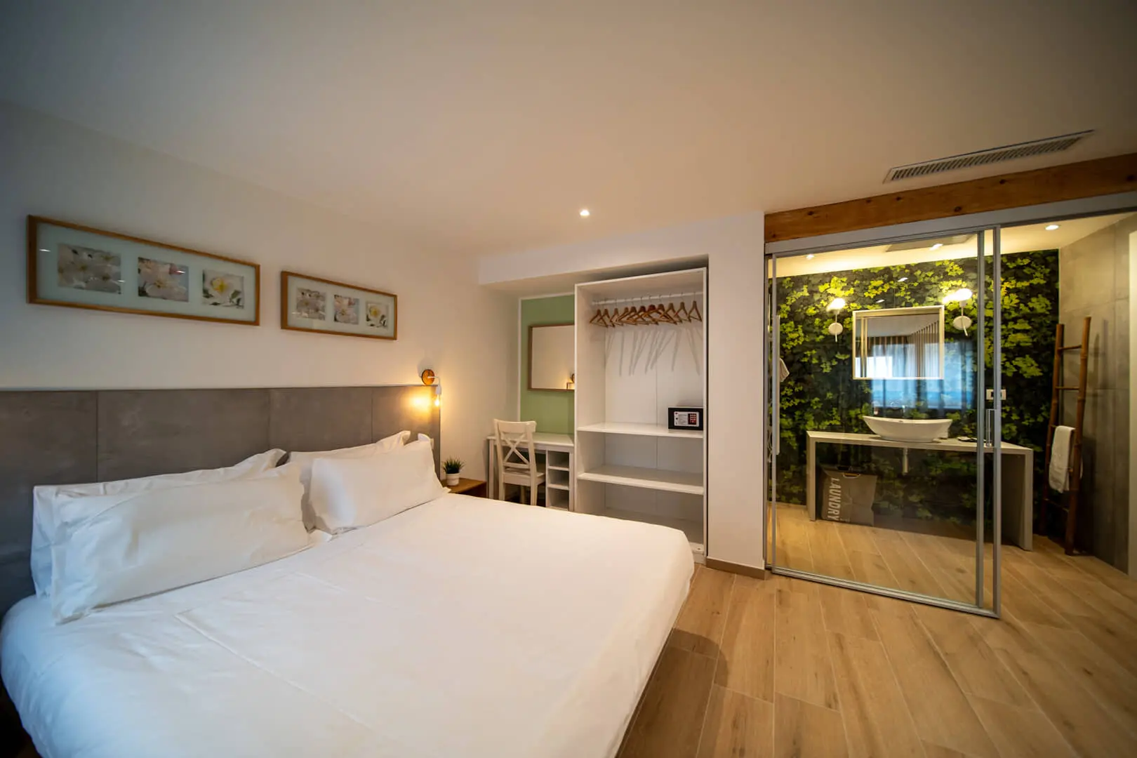 Camera da letto moderna con bagno verde.