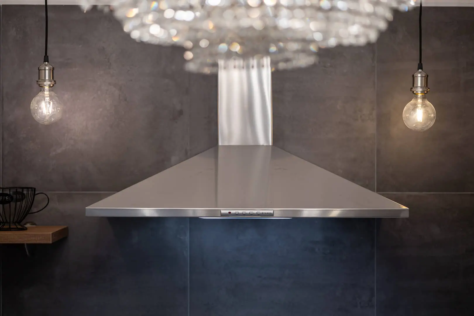 Cappa di cucina con luci pendenti.