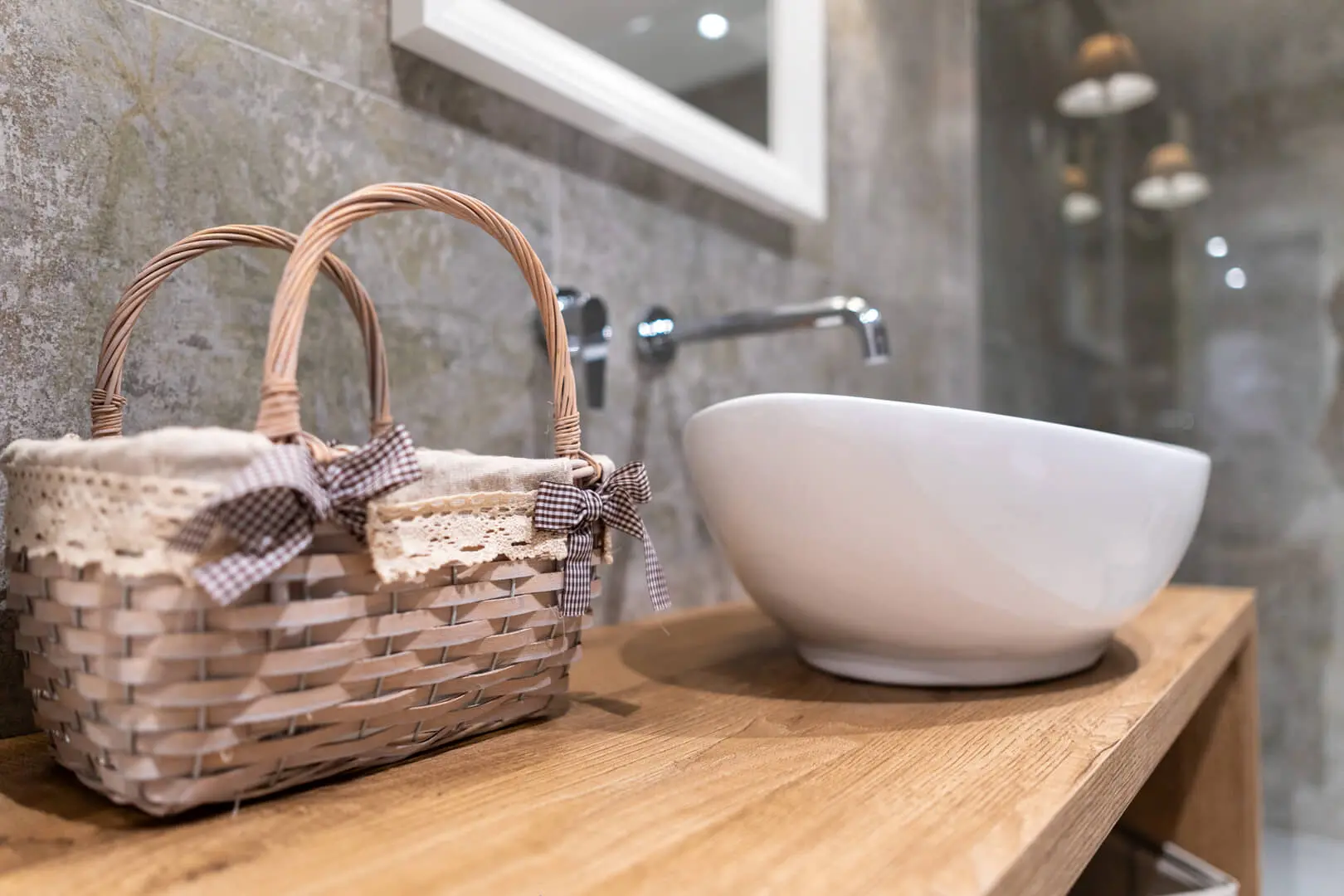Cesto-e-lavabo-in-bagno-moderno