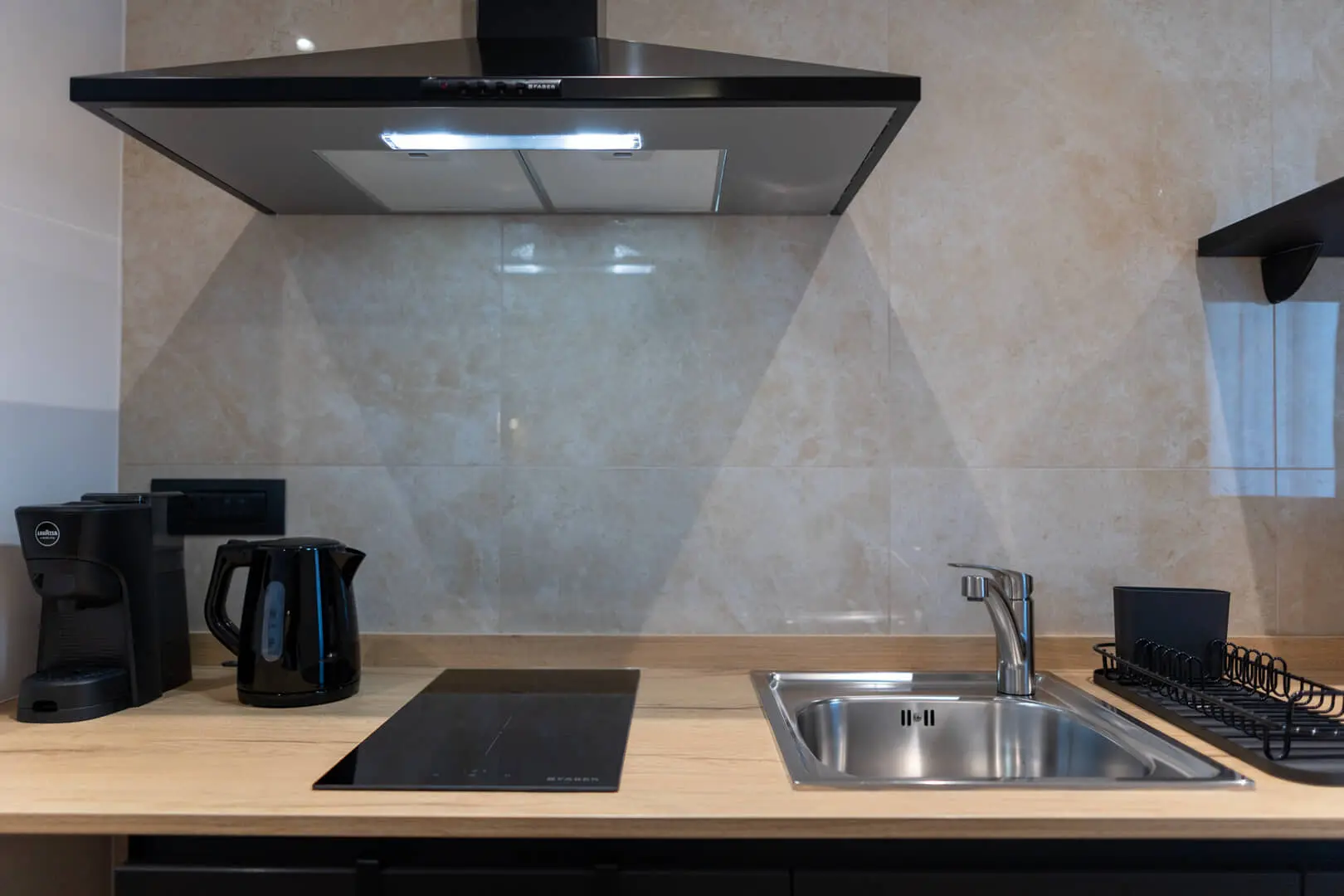Cucina-con-elettrodomestici-e-armadietti-neri