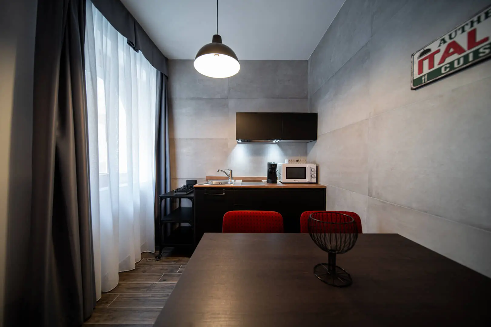 Cucina-elegante-con-dettagli-rossi