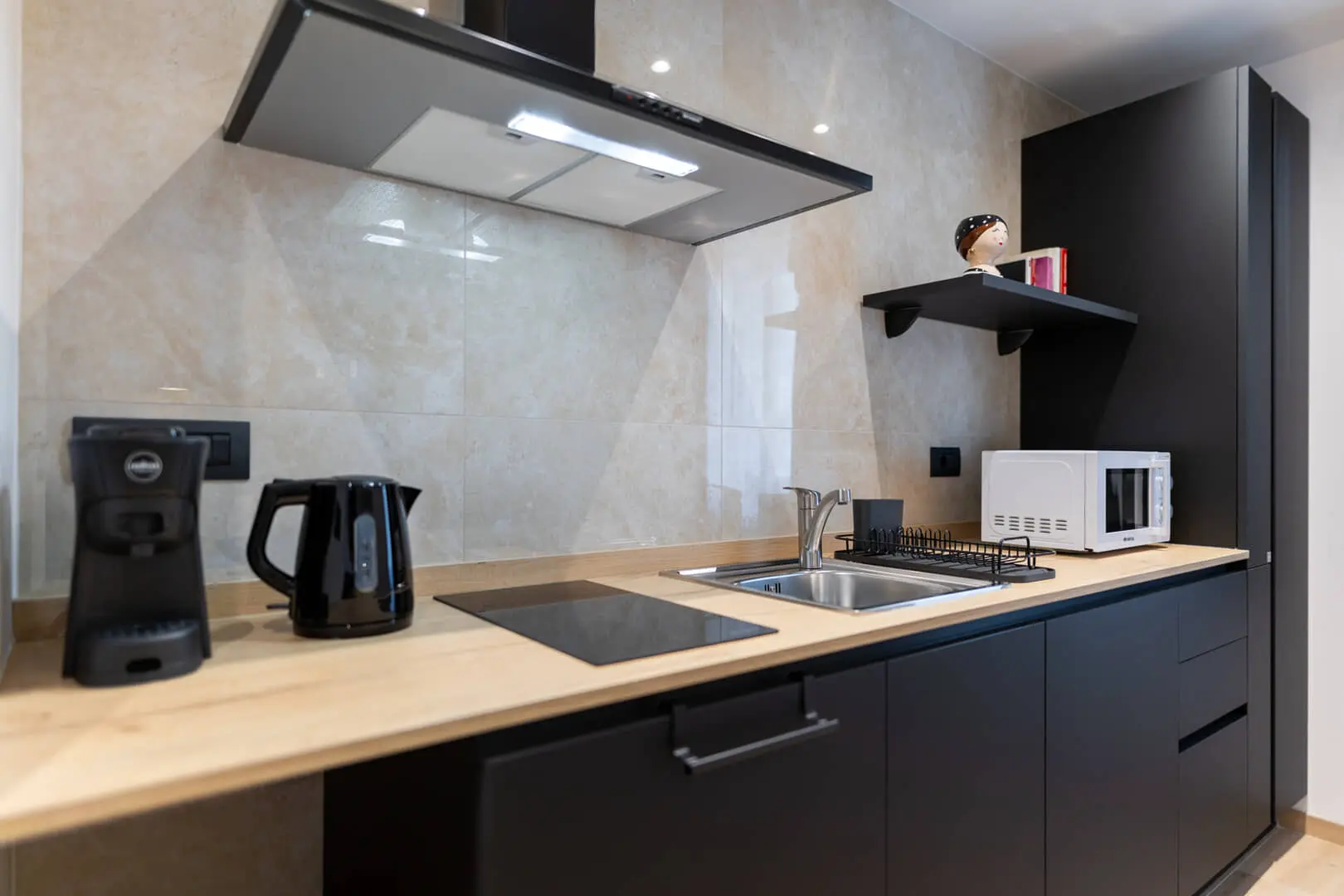 Cucina-elegante-con-elettrodomestici