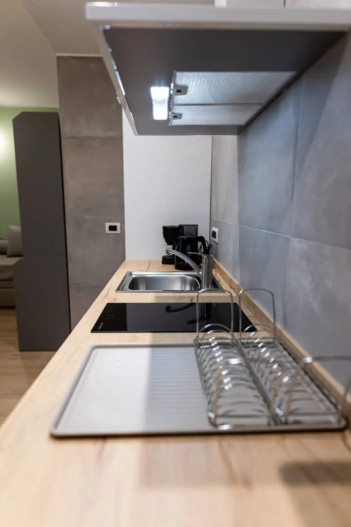 Cucina moderna con lavello e piano cottura.