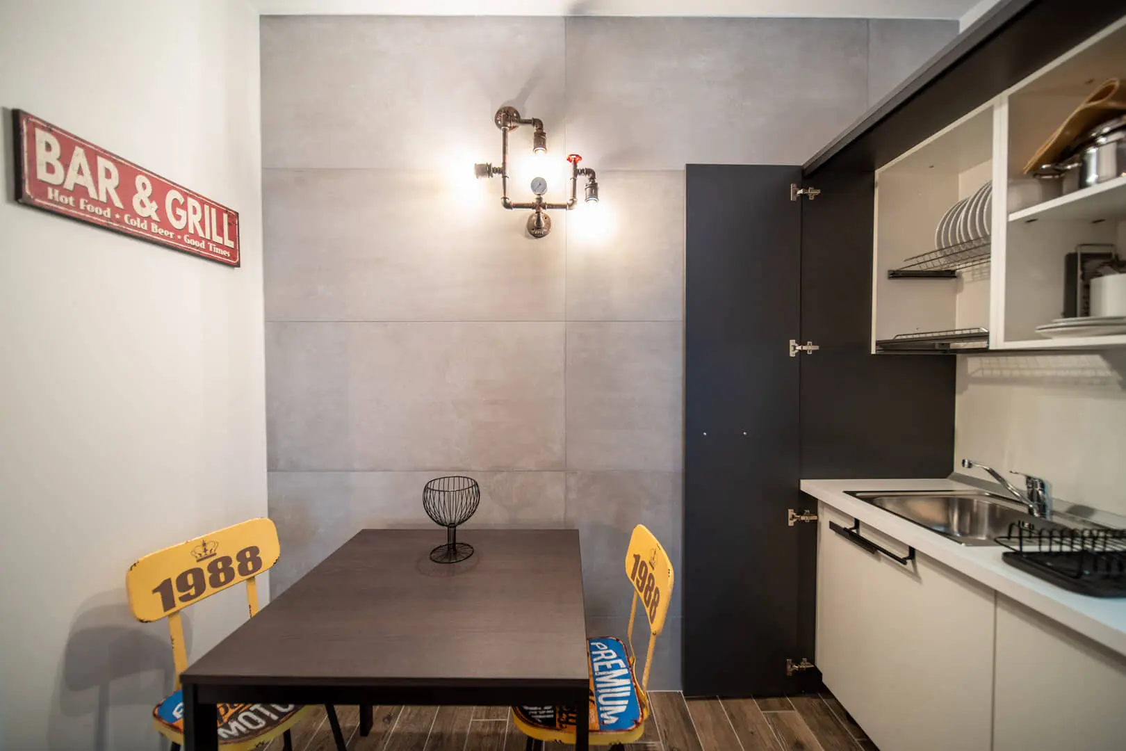Cucina-moderna-con-tavolo-e-sedie