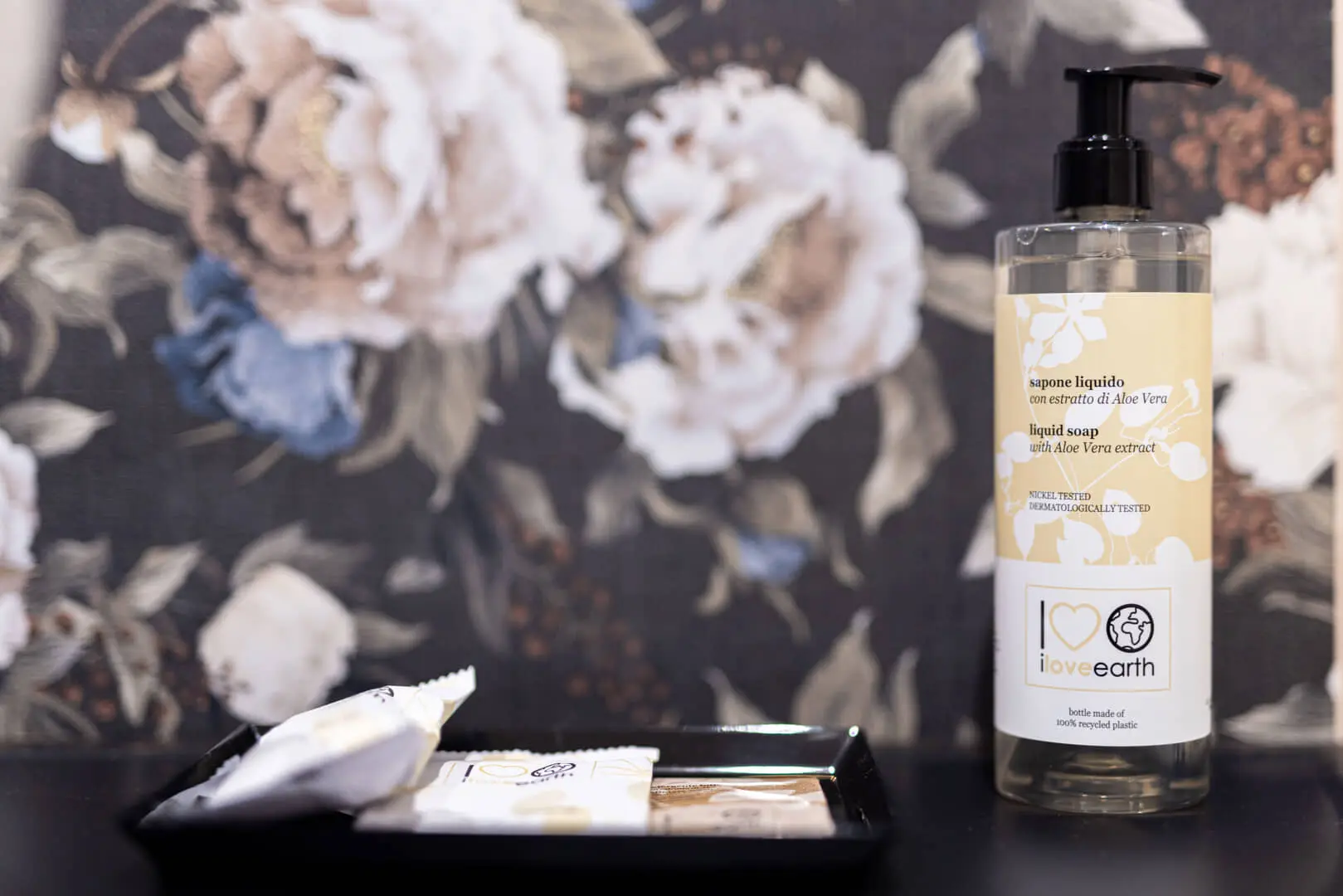 Flacone-di-sapone-liquido-con-fiori