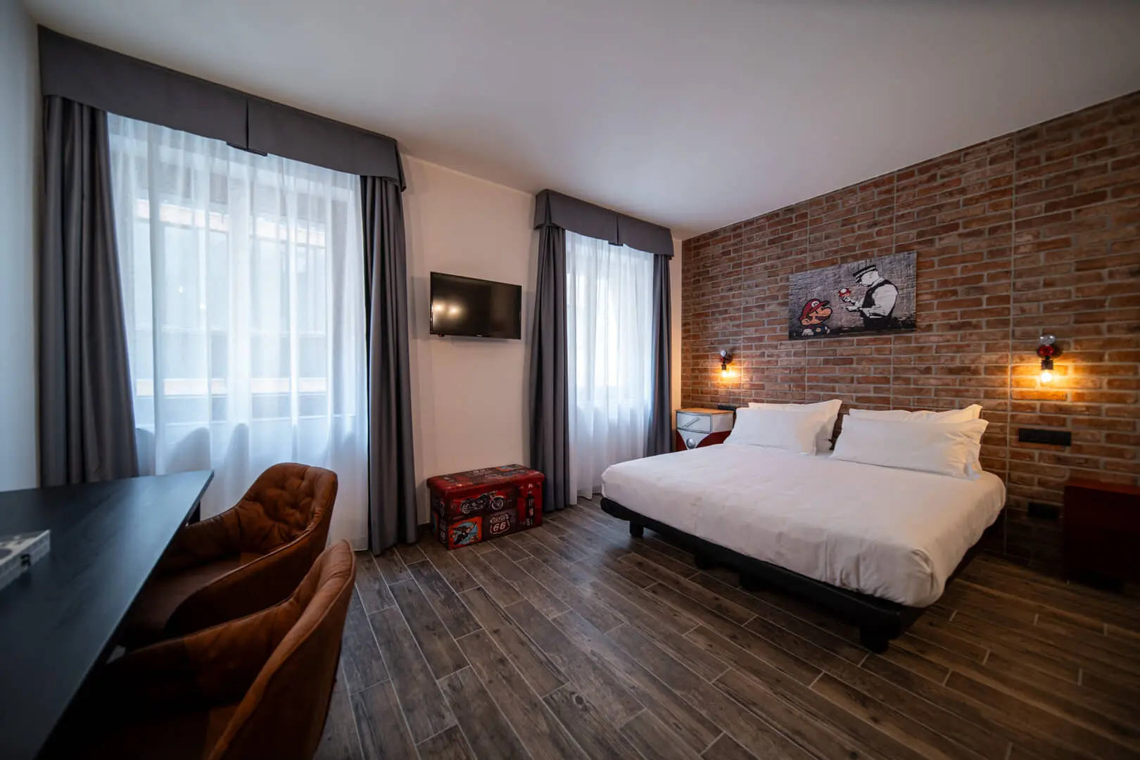 Interno-camera-con-letto-e-TV