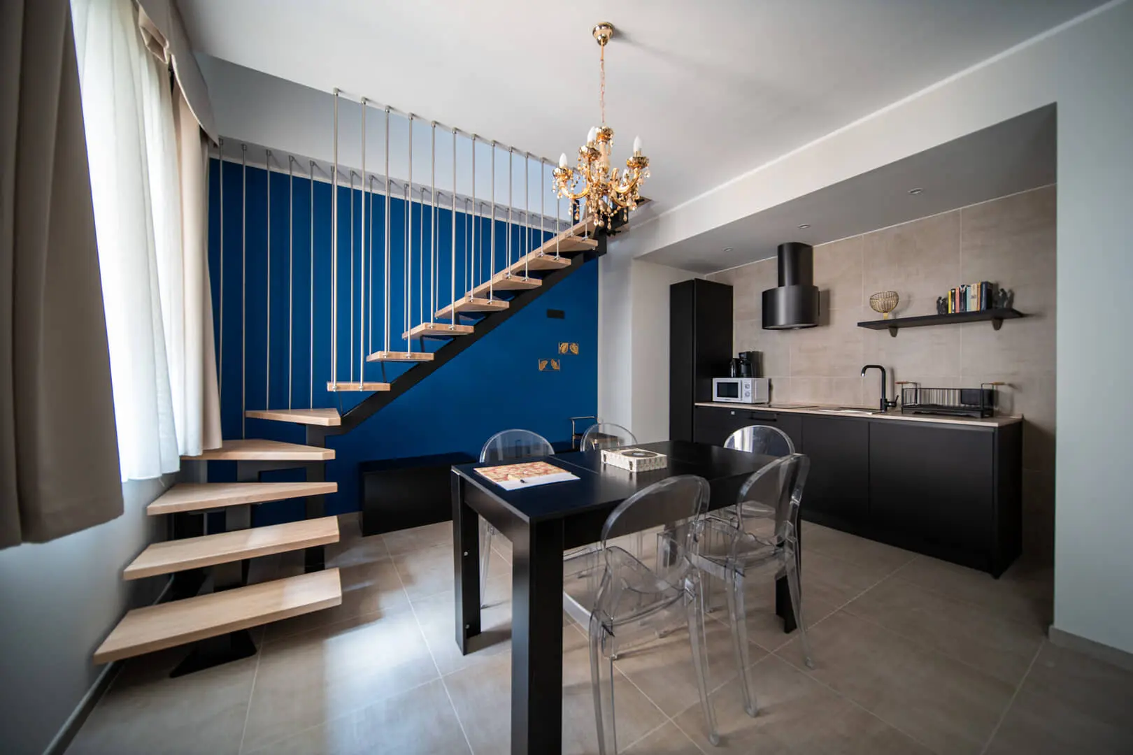 Interno-casa-con-cucina-e-scala-1