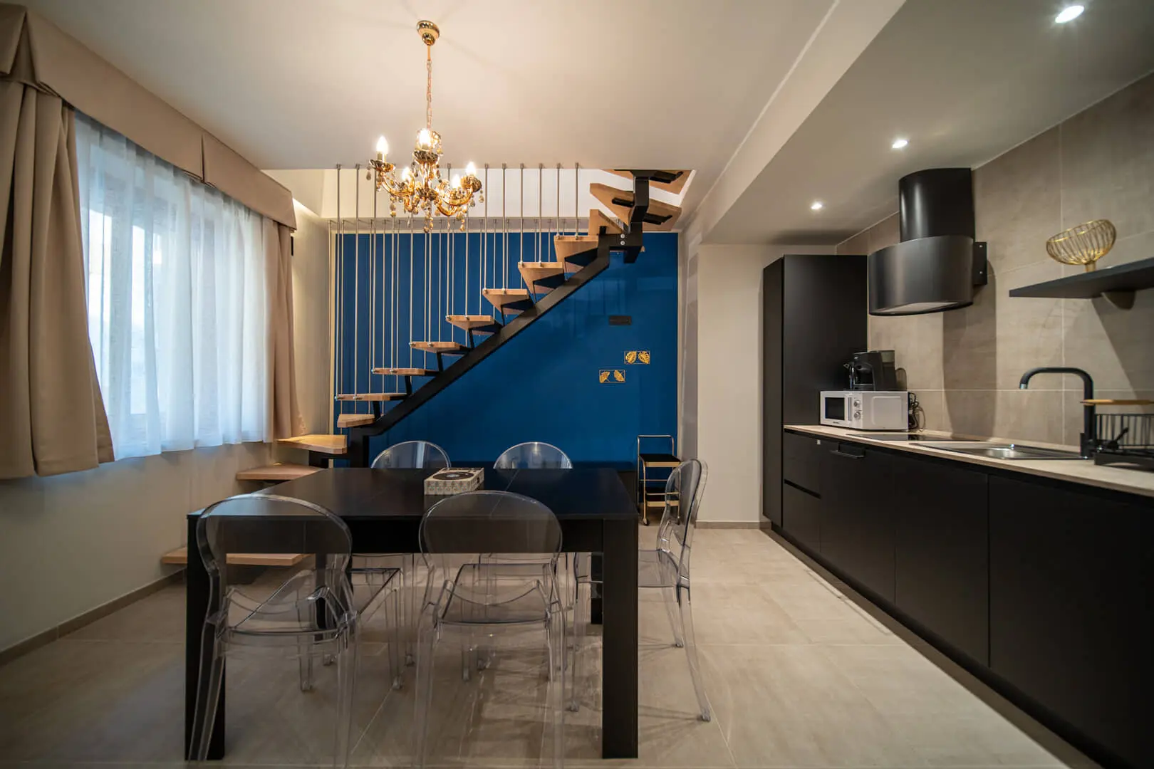 Interno-casa-con-cucina-e-scala