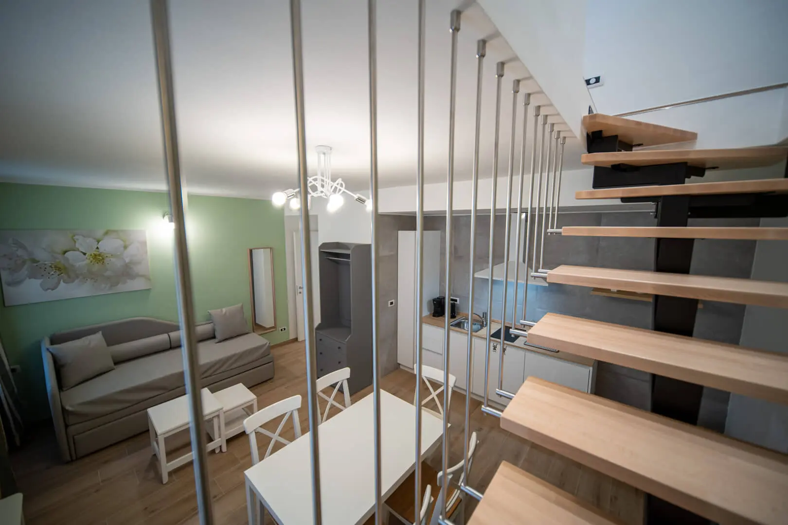Interno moderno con cucina e scala elegante.