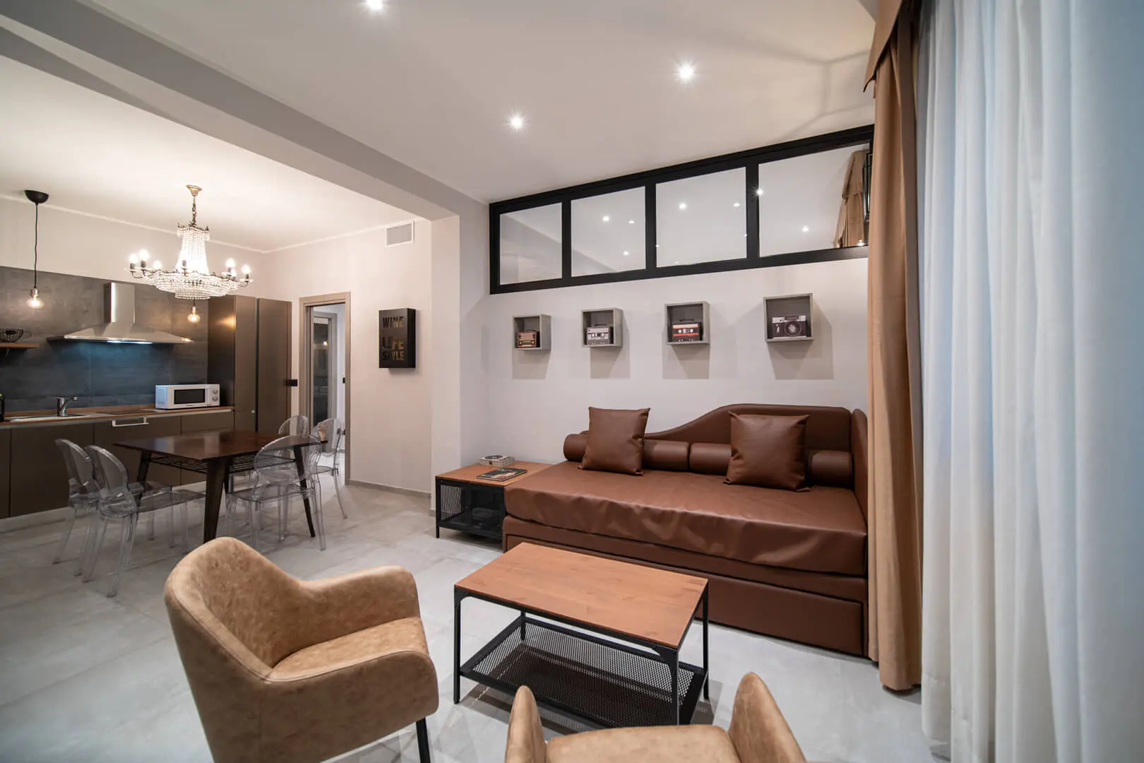 Interno moderno con soggiorno e cucina.