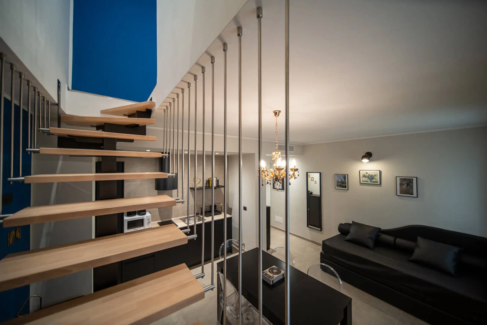 Interno-con-scala-flottante-e-soggiorno